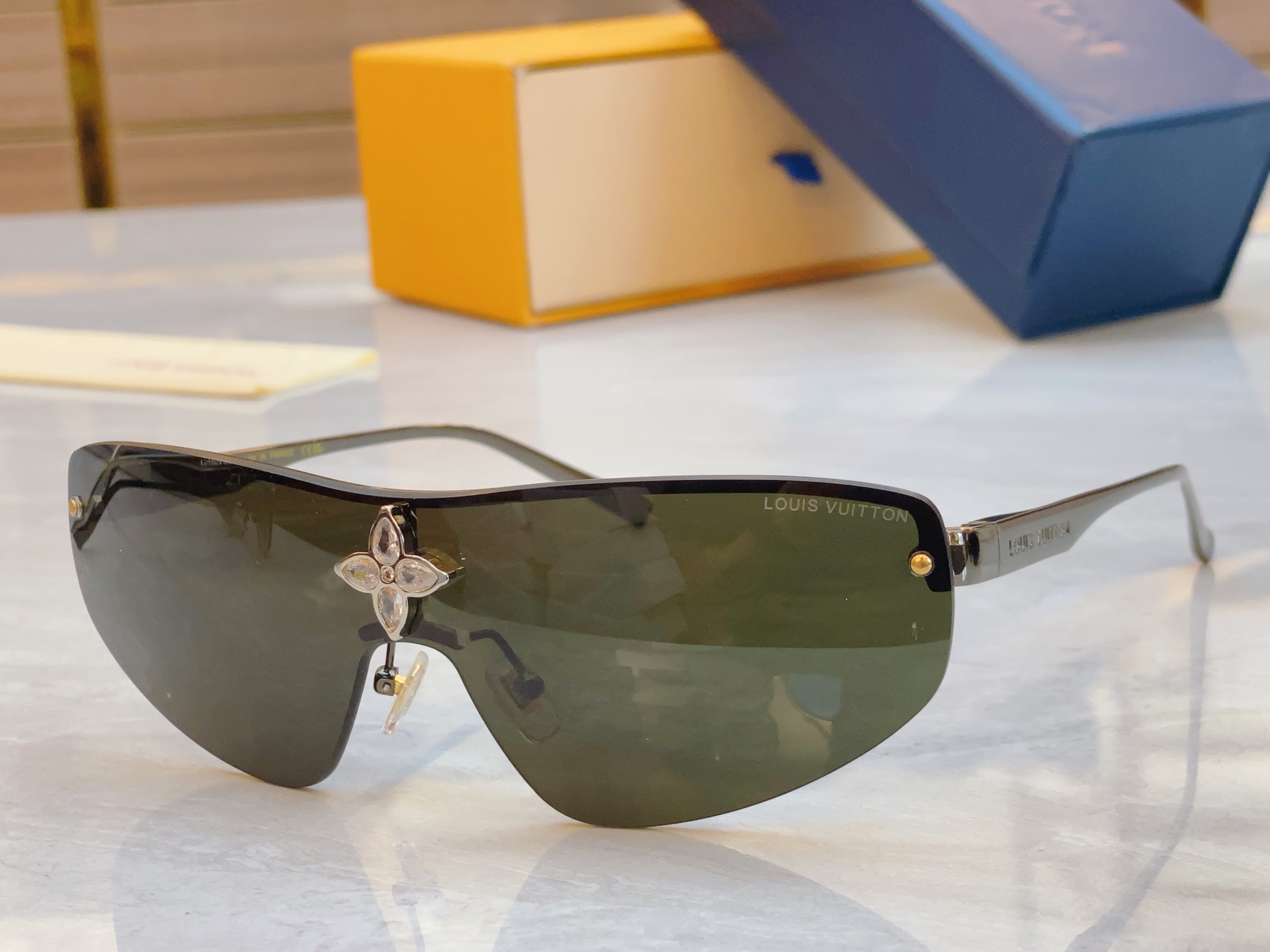 ，【LOUIS VUITTO*】路易*威登新款太阳镜，MODEL：Z2064U，SIZE：138口0-1