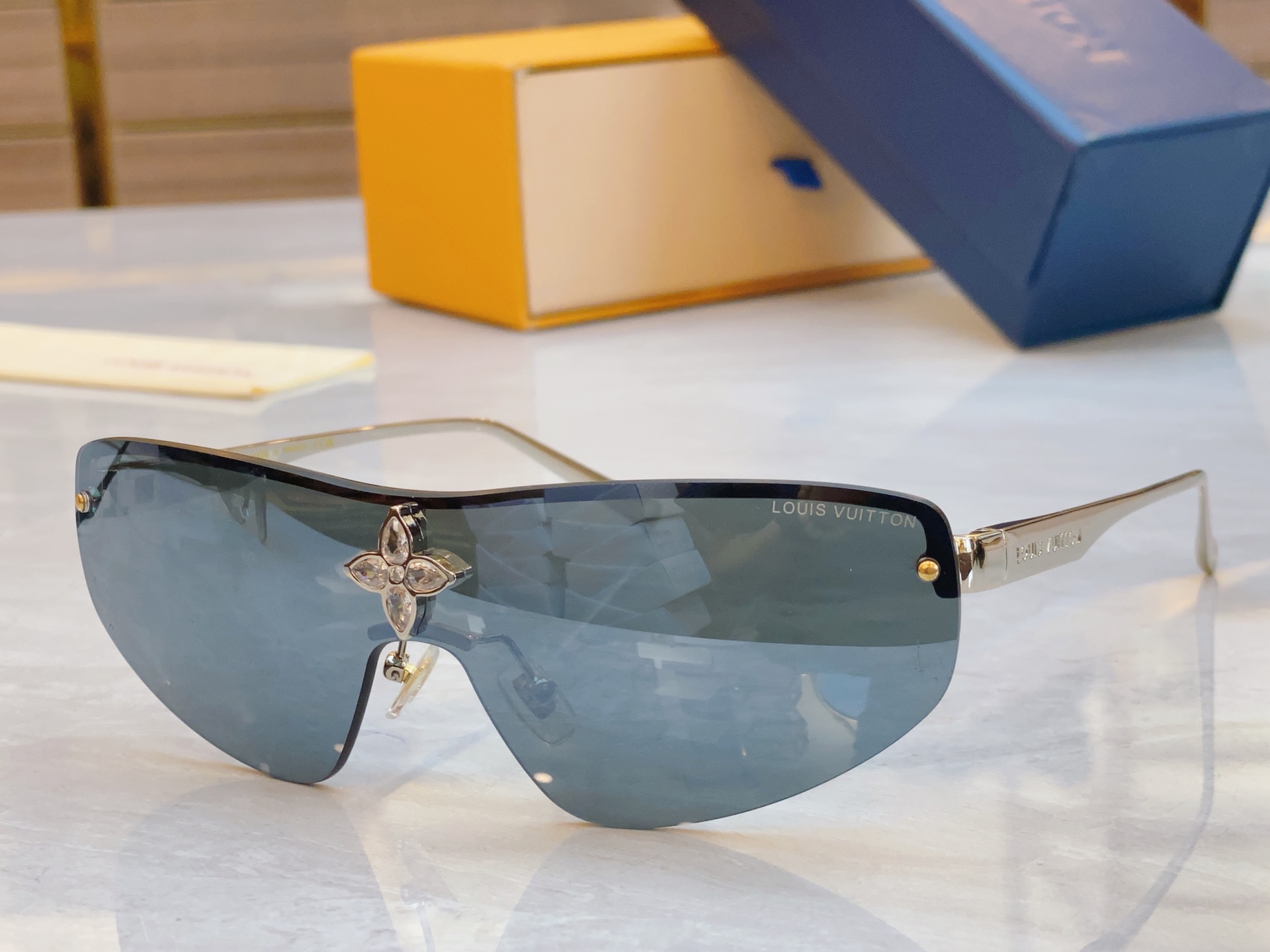 ，【LOUIS VUITTO*】路易*威登新款太阳镜，MODEL：Z2064U，SIZE：138口0-1