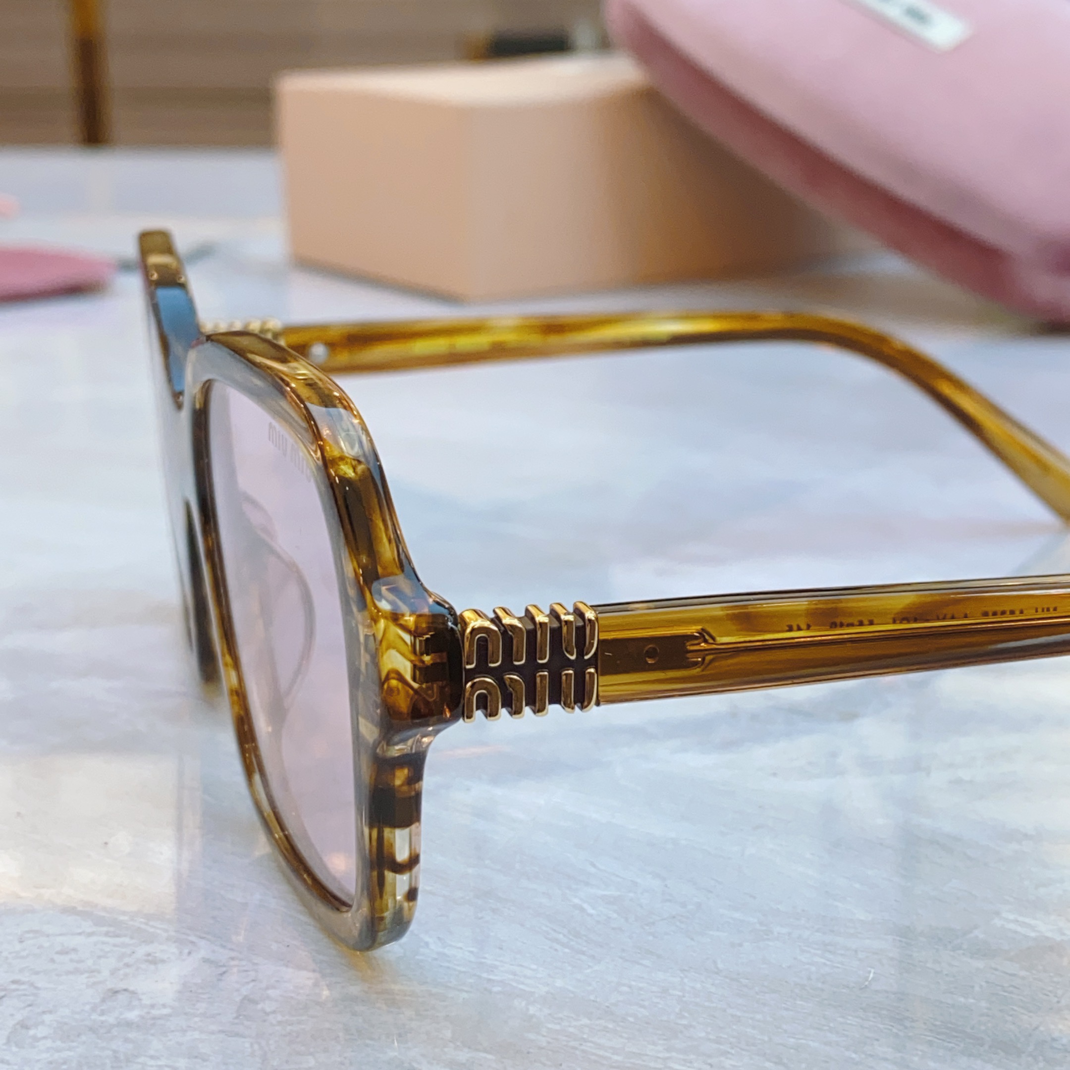 ，【MIU MI*】缪缪新款太阳镜，MODELMU A6286，SIZE：55口19-145