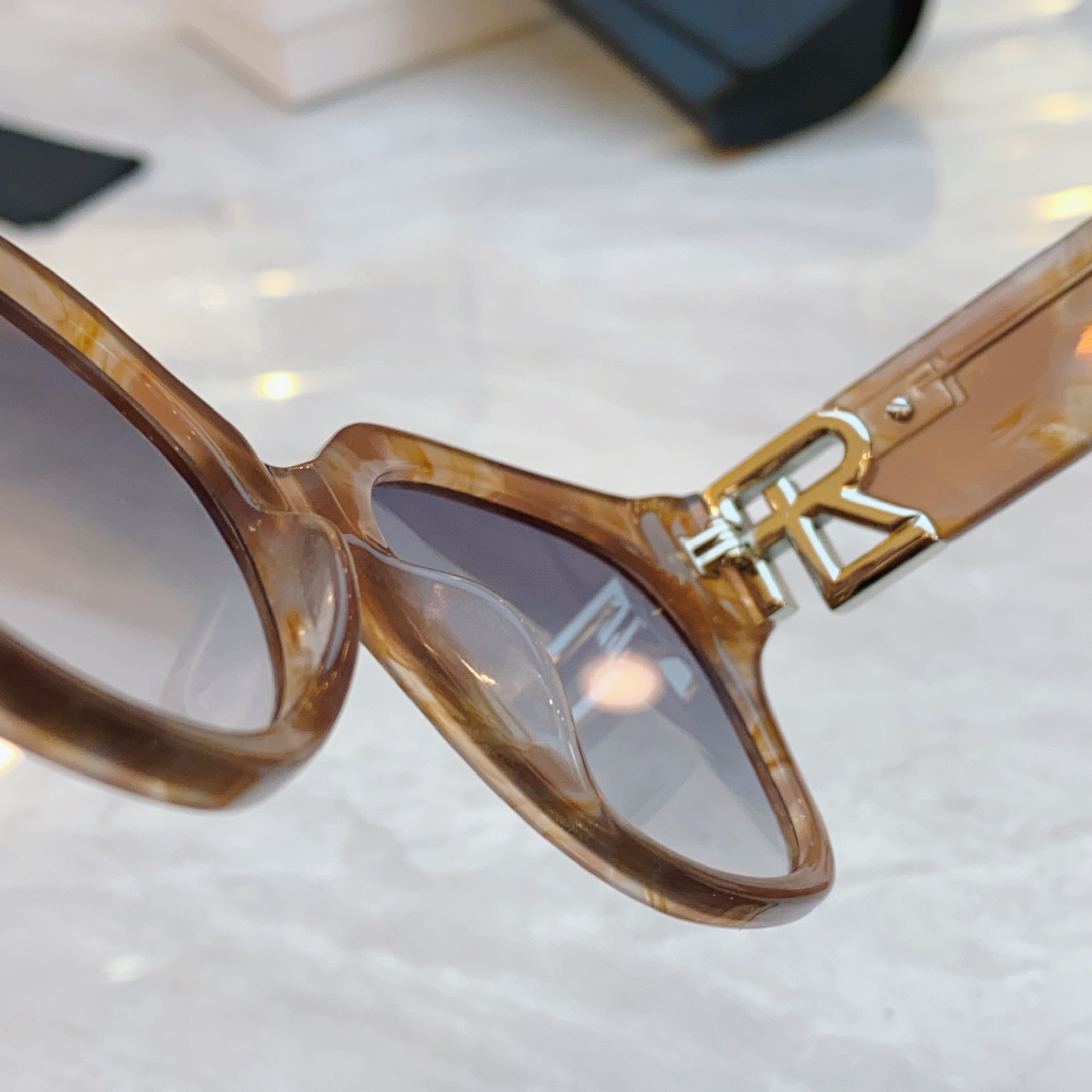 ，【RAL RALPH LAURE*】拉夫劳*新款太阳镜，
MODEL：RL8221，SIZE：55口1