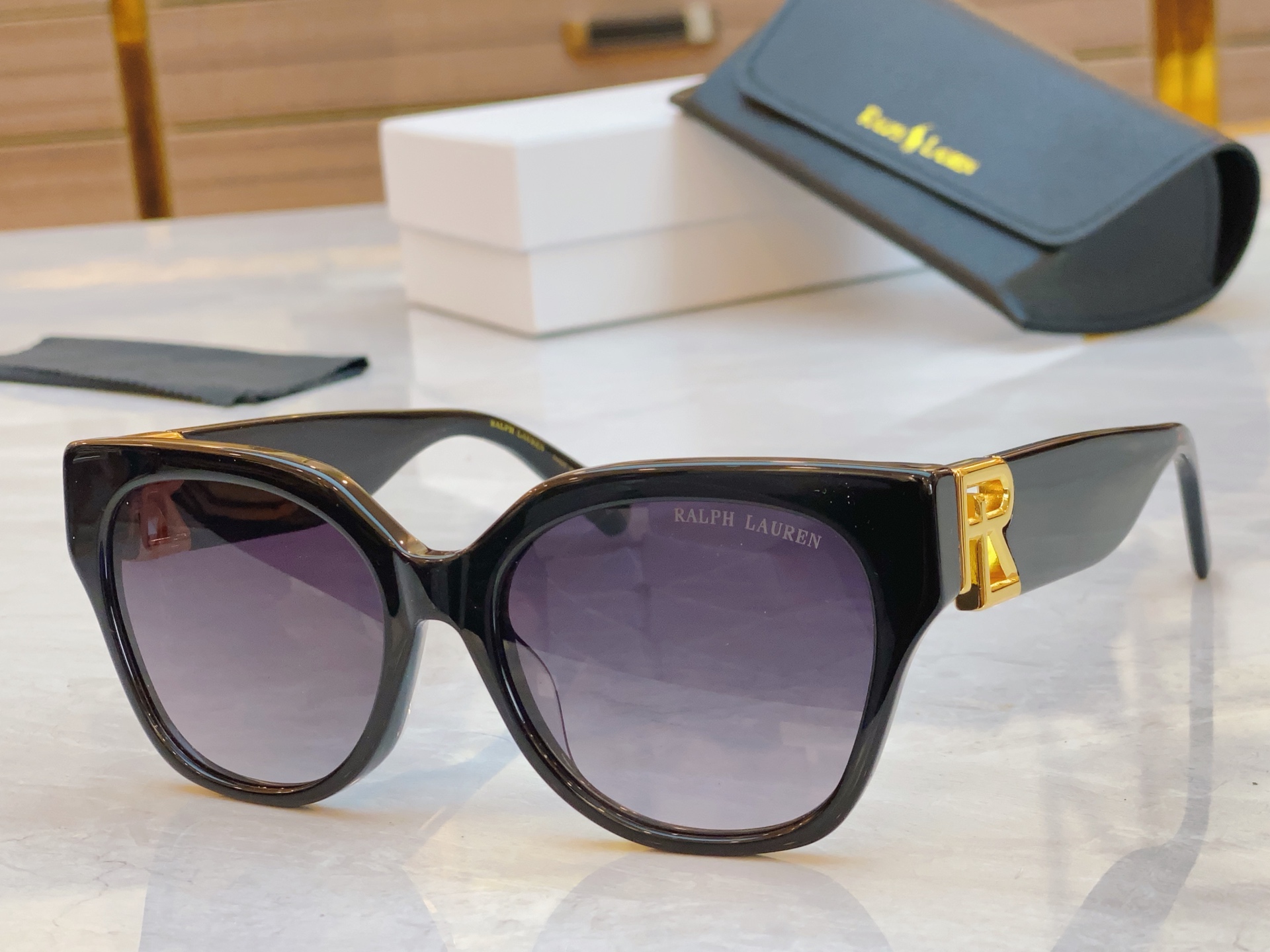 ，【RAL RALPH LAURE*】拉夫劳*新款太阳镜，
MODEL：RL8221，SIZE：55口1