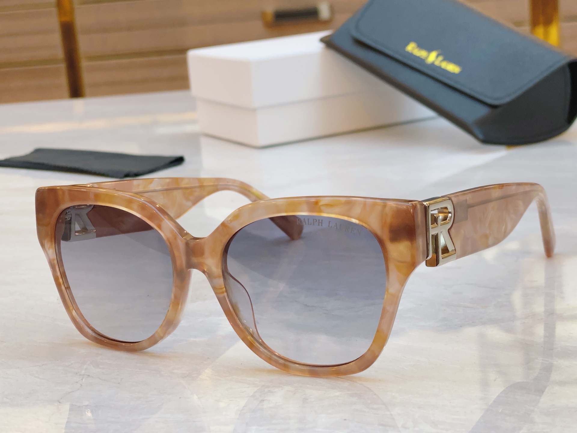 ，【RAL RALPH LAURE*】拉夫劳*新款太阳镜，
MODEL：RL8221，SIZE：55口1