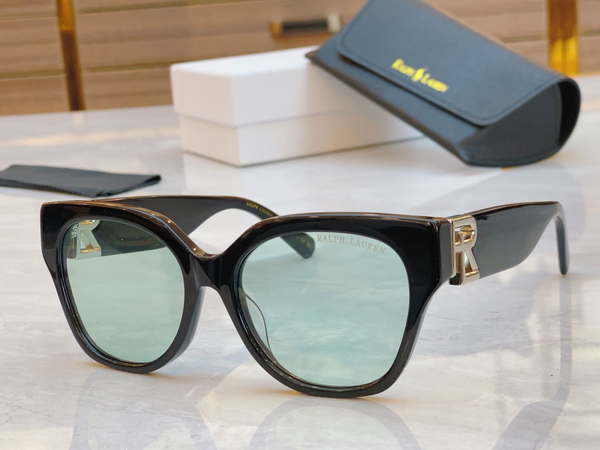 ，【RAL RALPH LAURE*】拉夫劳*新款太阳镜，
MODEL：RL8221，SIZE：55口1