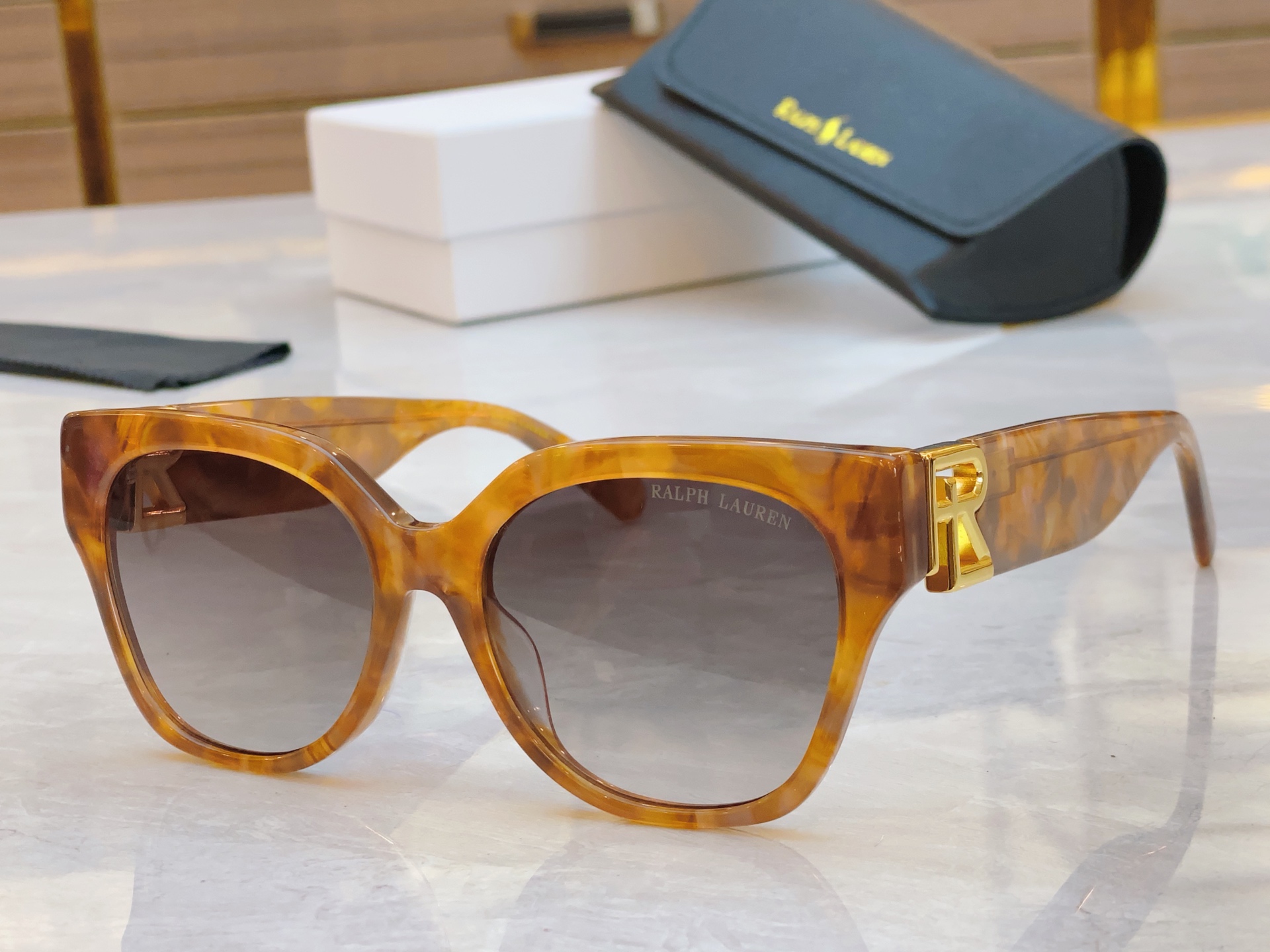 ，【RAL RALPH LAURE*】拉夫劳*新款太阳镜，
MODEL：RL8221，SIZE：55口1