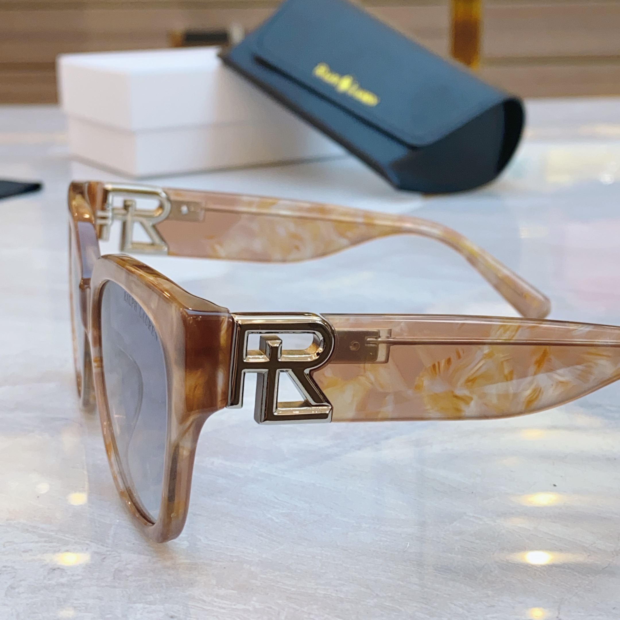 ，【RAL RALPH LAURE*】拉夫劳*新款太阳镜，
MODEL：RL8221，SIZE：55口1