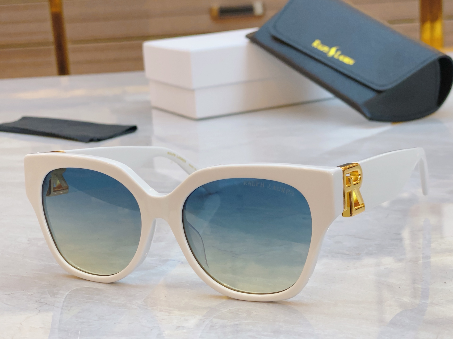，【RAL RALPH LAURE*】拉夫劳*新款太阳镜，
MODEL：RL8221，SIZE：55口1