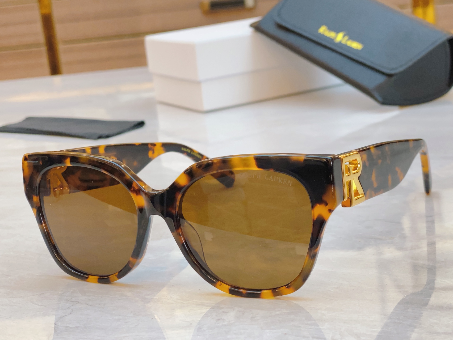 ，【RAL RALPH LAURE*】拉夫劳*新款太阳镜，
MODEL：RL8221，SIZE：55口1