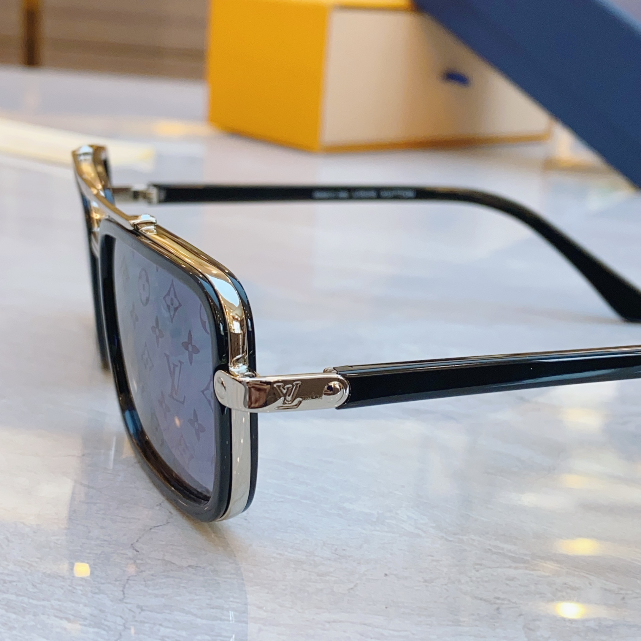 ，【LOUIS VUITTO*】路易*威登新款太阳镜，MODEL：Z2212U，SIZE：54口20-1