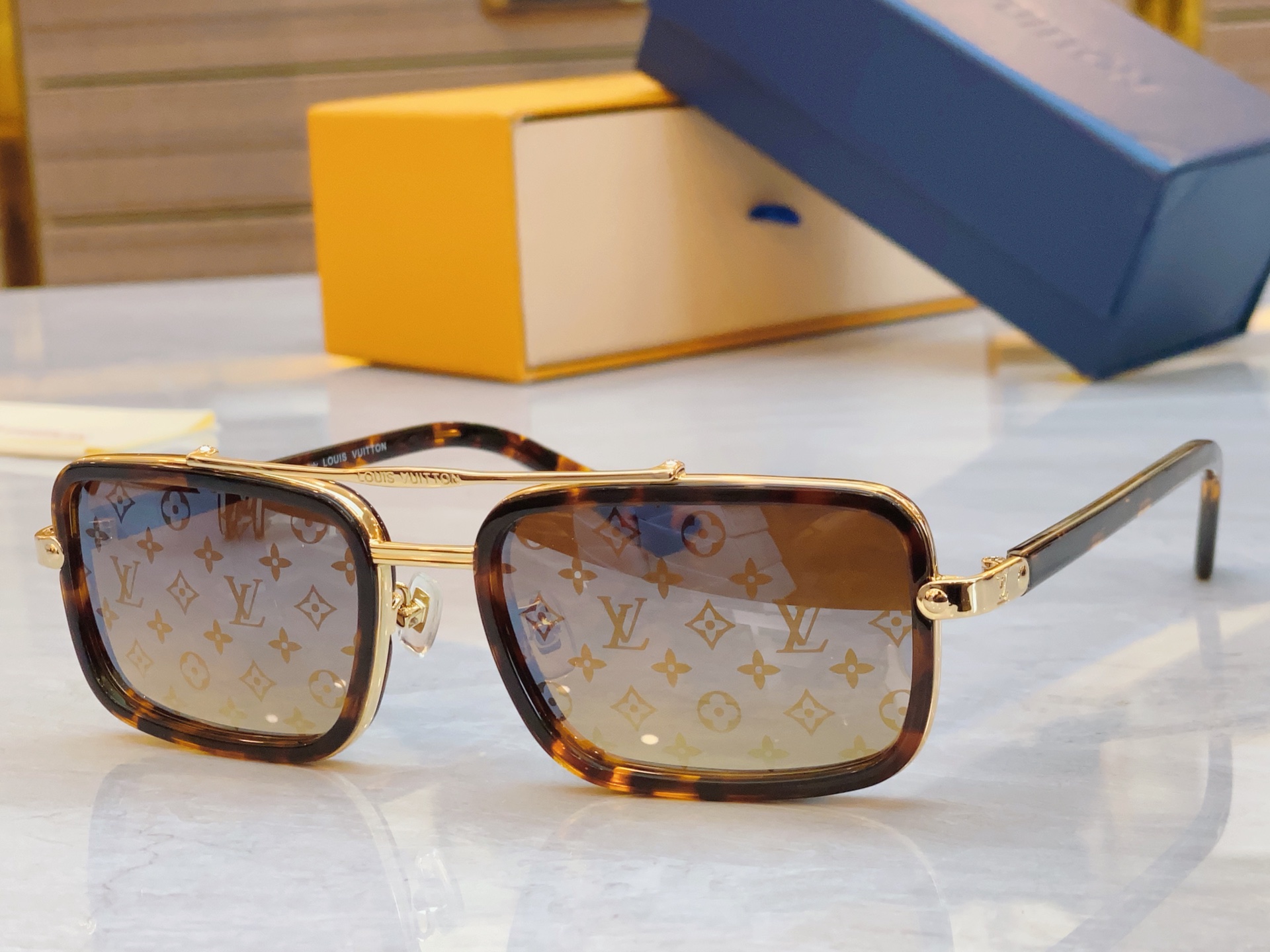 ，【LOUIS VUITTO*】路易*威登新款太阳镜，MODEL：Z2212U，SIZE：54口20-1