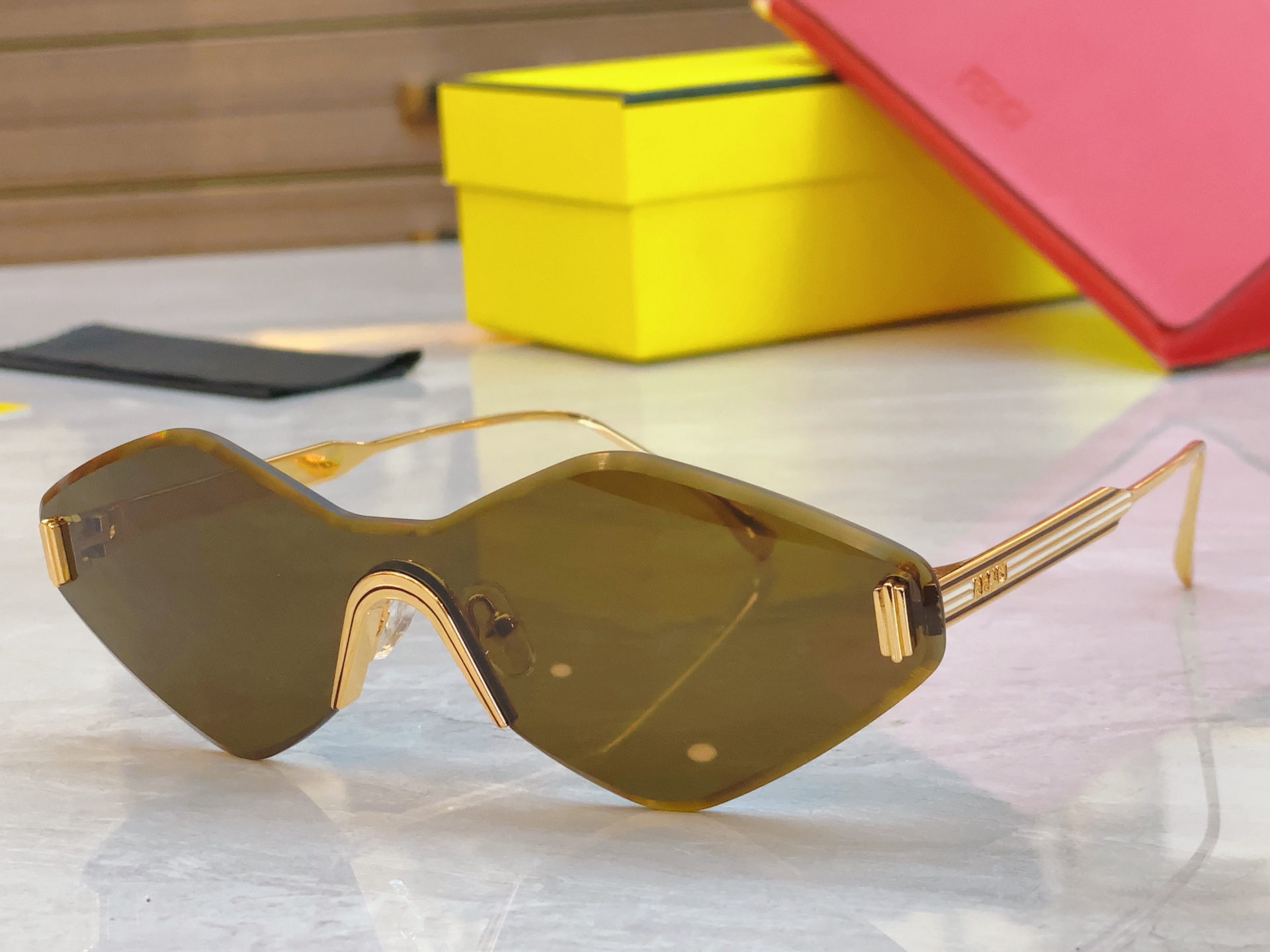 ，【FEN*】芬*迪新款太阳镜🕶️，
MODEL：FE0440/S，SIZE：145口0-142