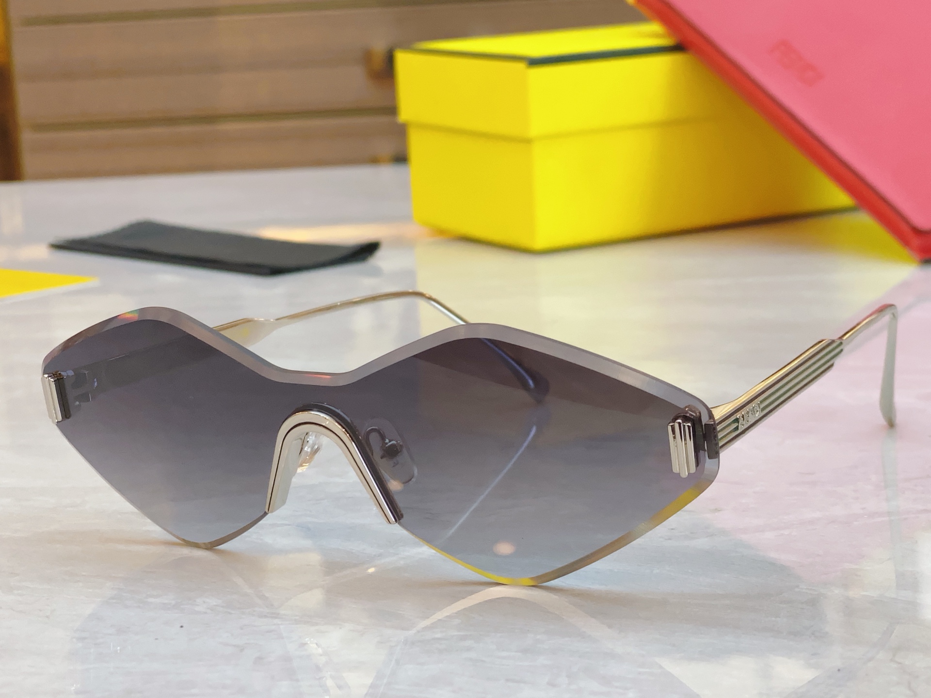 ，【FEN*】芬*迪新款太阳镜🕶️，
MODEL：FE0440/S，SIZE：145口0-142