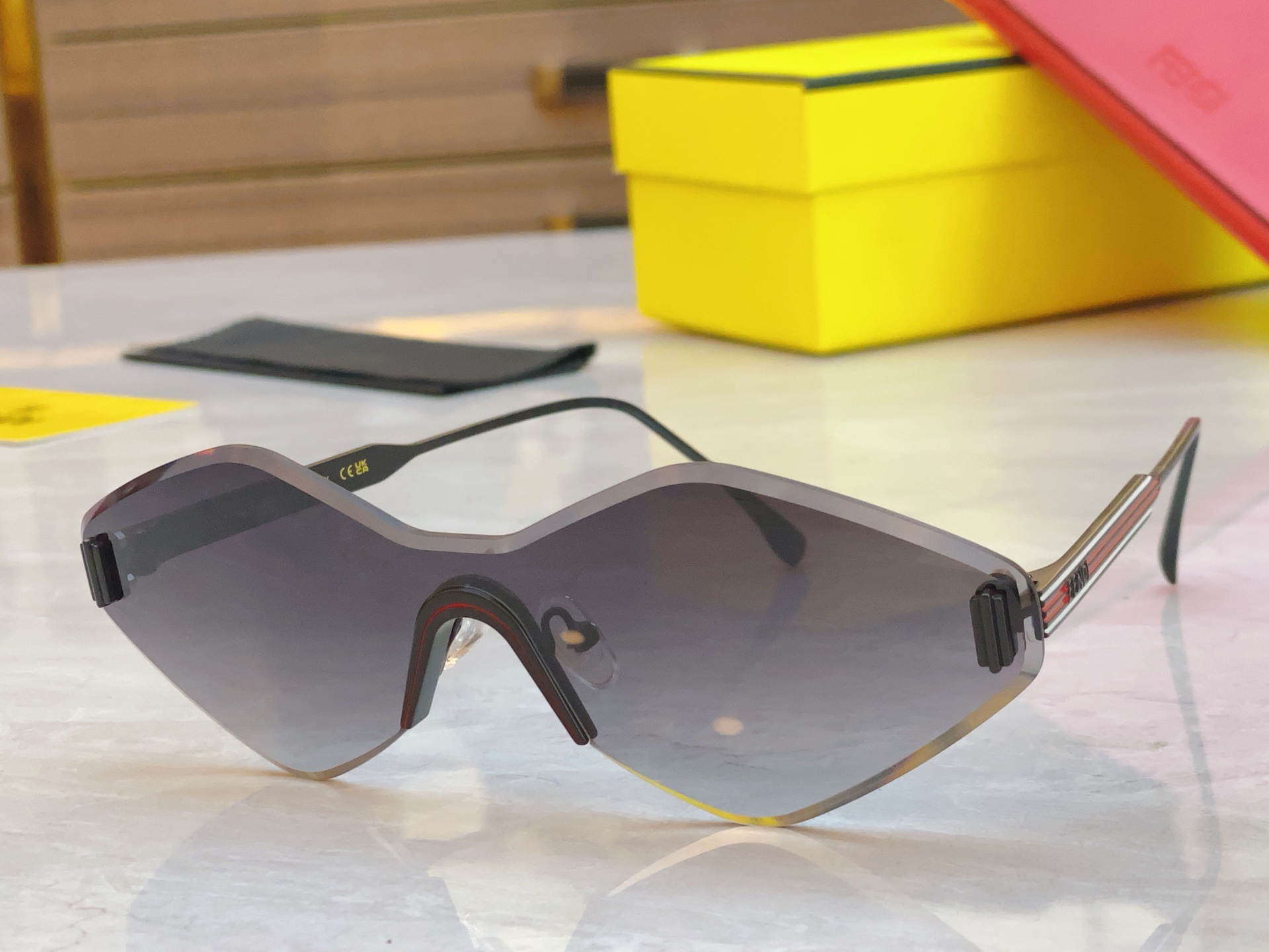 ，【FEN*】芬*迪新款太阳镜🕶️，
MODEL：FE0440/S，SIZE：145口0-142