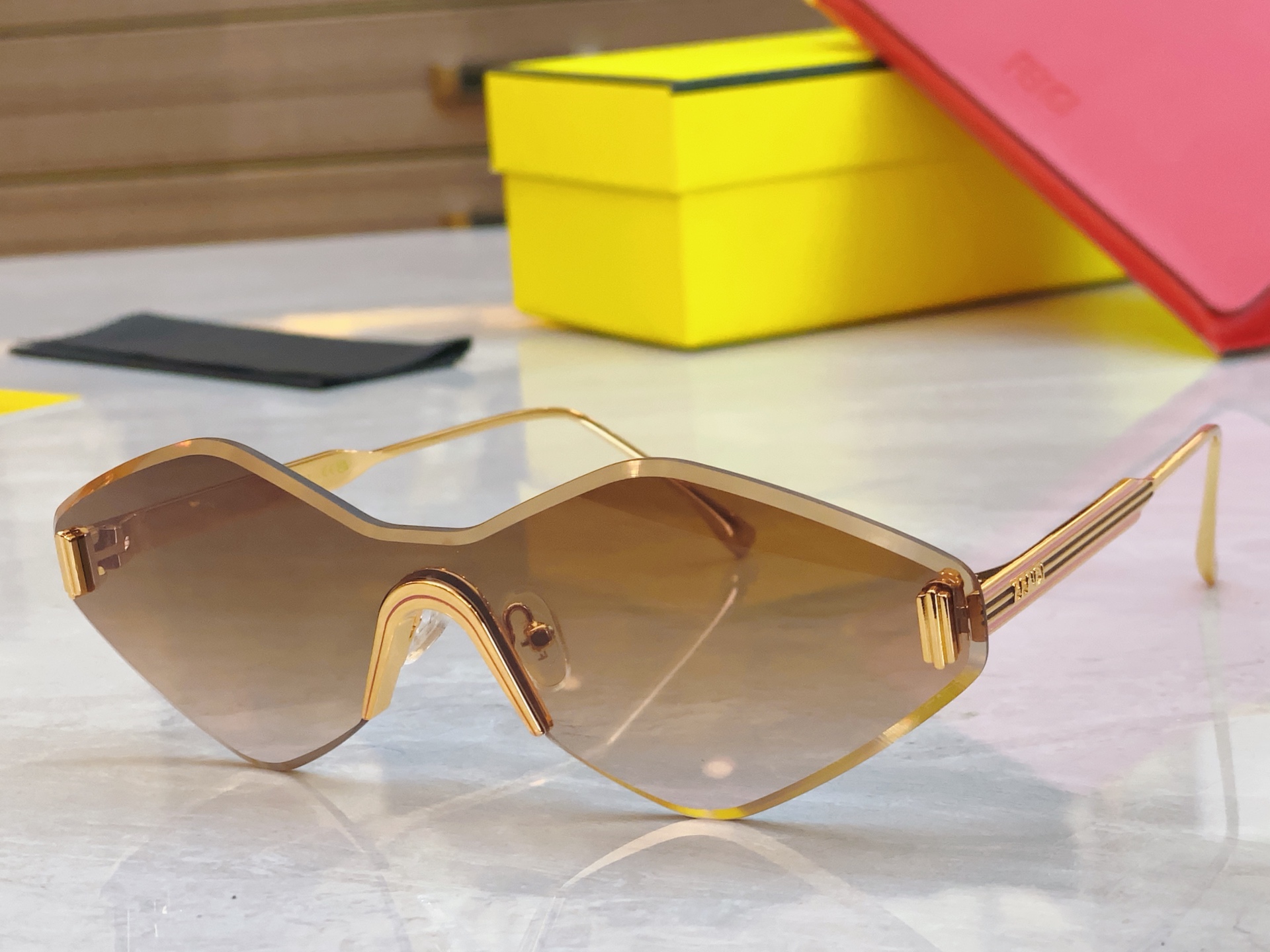 ，【FEN*】芬*迪新款太阳镜🕶️，
MODEL：FE0440/S，SIZE：145口0-142