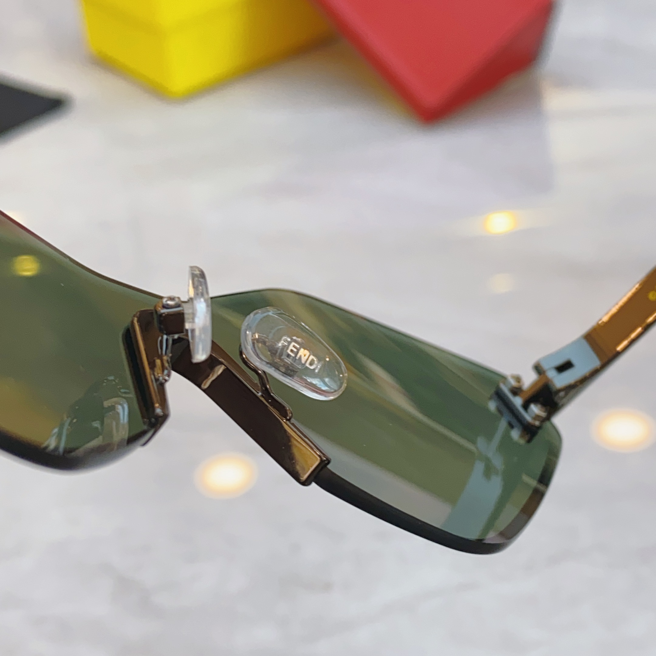 ，【FEN*】芬*迪新款太阳镜🕶️，
MODEL：FE0440/S，SIZE：145口0-142