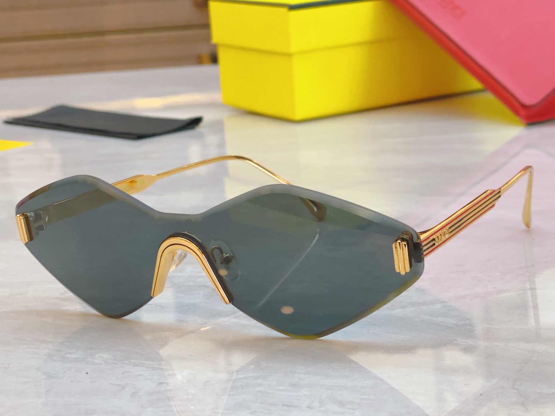 ，【FEN*】芬*迪新款太阳镜🕶️，
MODEL：FE0440/S，SIZE：145口0-142