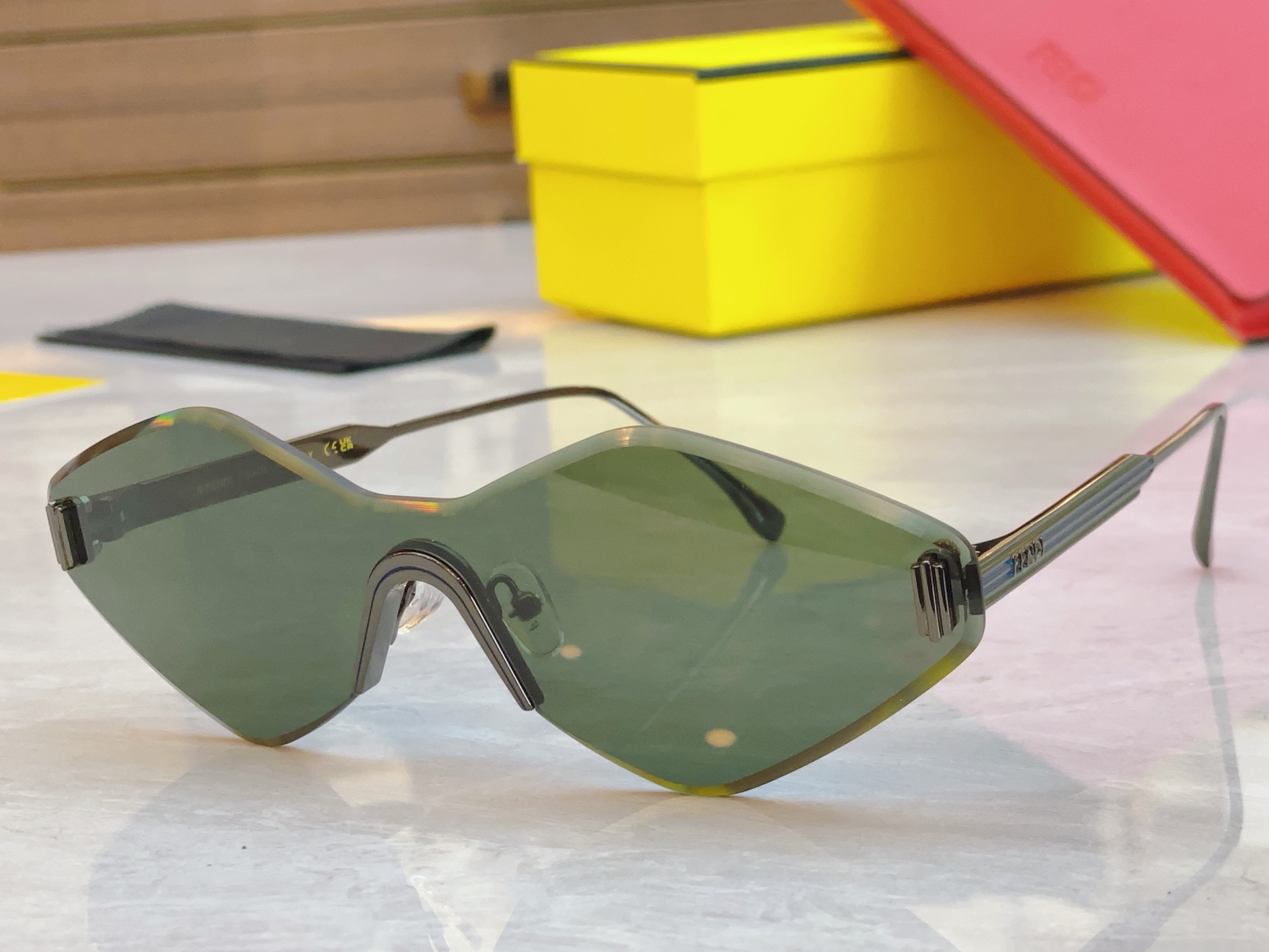 ，【FEN*】芬*迪新款太阳镜🕶️，
MODEL：FE0440/S，SIZE：145口0-142
