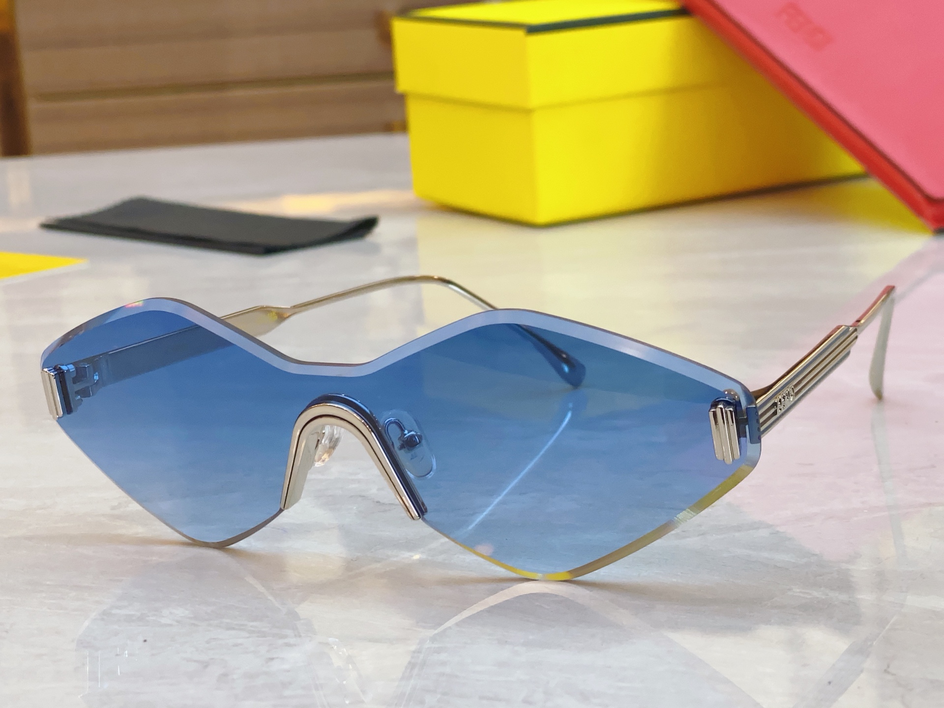 ，【FEN*】芬*迪新款太阳镜🕶️，
MODEL：FE0440/S，SIZE：145口0-142