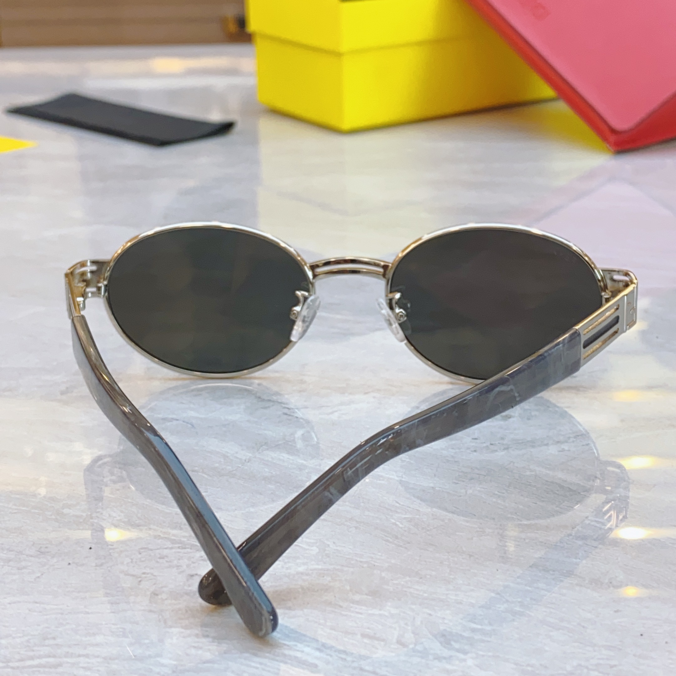 ，【FEN*】芬*迪新款太阳镜🕶️，
MODEL：SL 7076，SIZE：55口20-145