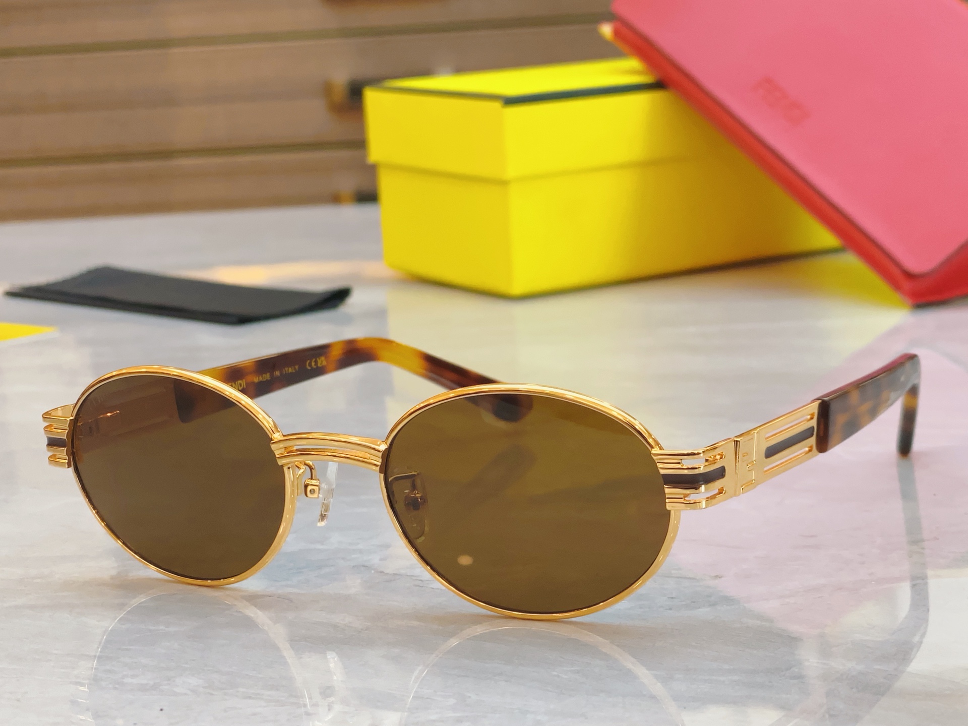 ，【FEN*】芬*迪新款太阳镜🕶️，
MODEL：SL 7076，SIZE：55口20-145