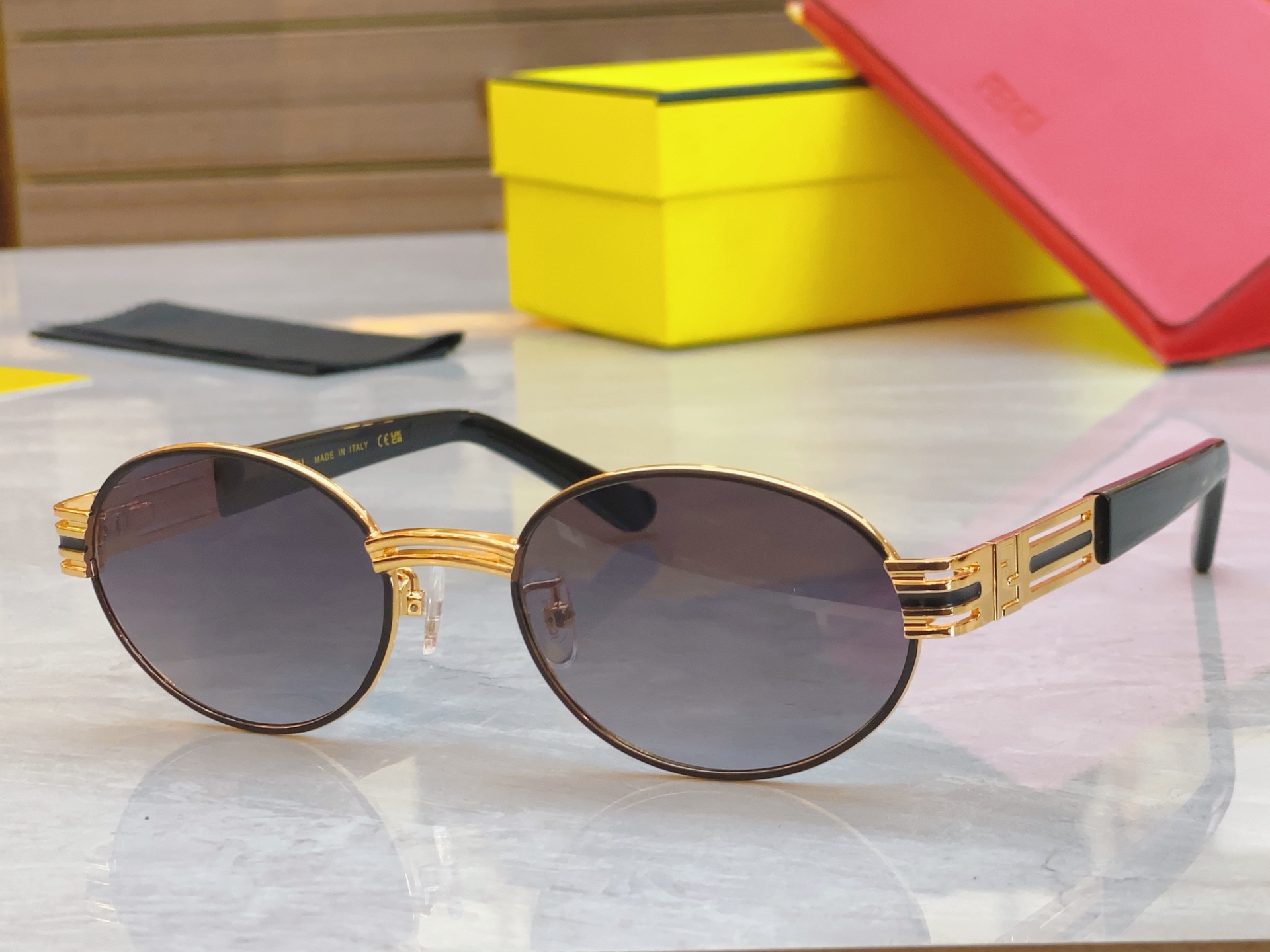 ，【FEN*】芬*迪新款太阳镜🕶️，
MODEL：SL 7076，SIZE：55口20-145