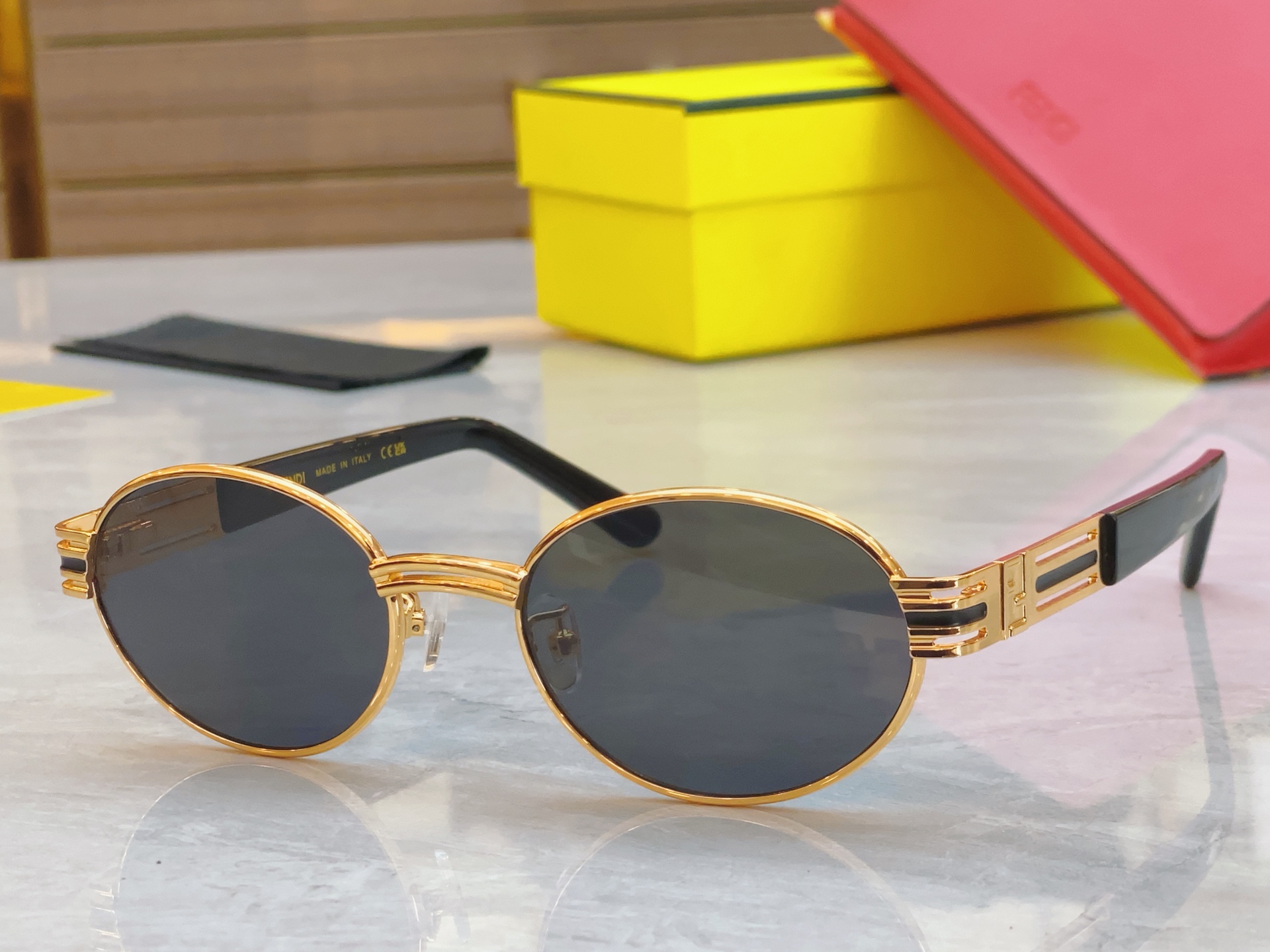 ，【FEN*】芬*迪新款太阳镜🕶️，
MODEL：SL 7076，SIZE：55口20-145