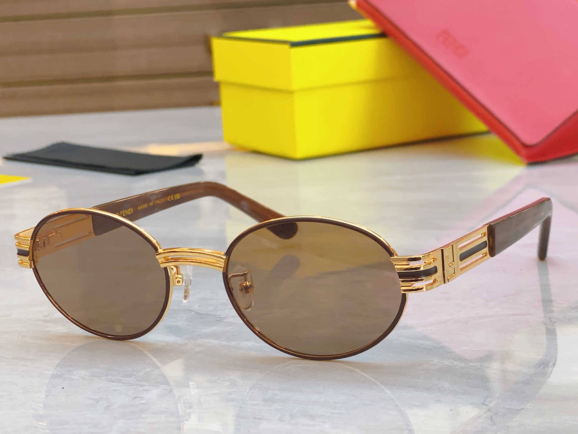 ，【FEN*】芬*迪新款太阳镜🕶️，
MODEL：SL 7076，SIZE：55口20-145