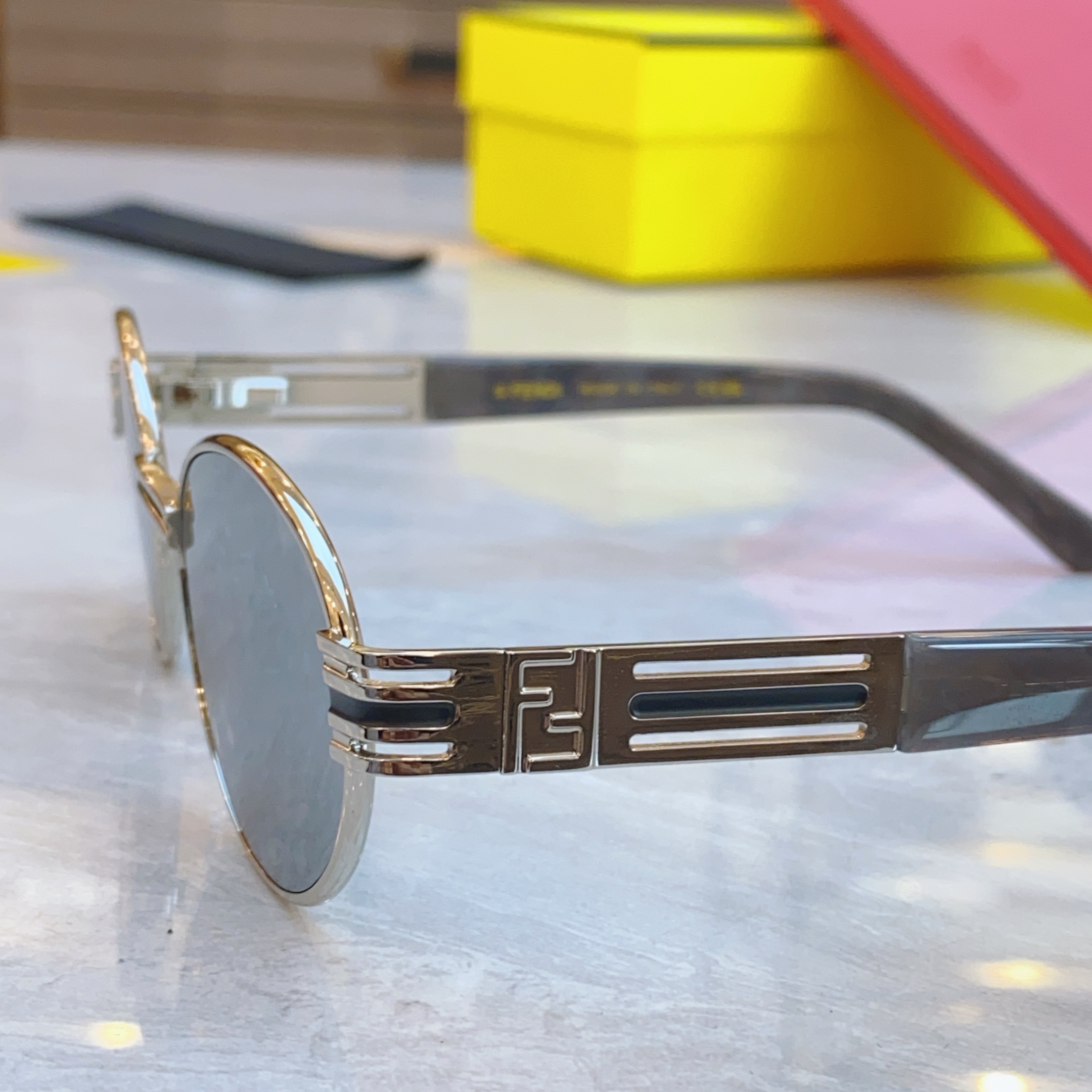 ，【FEN*】芬*迪新款太阳镜🕶️，
MODEL：SL 7076，SIZE：55口20-145