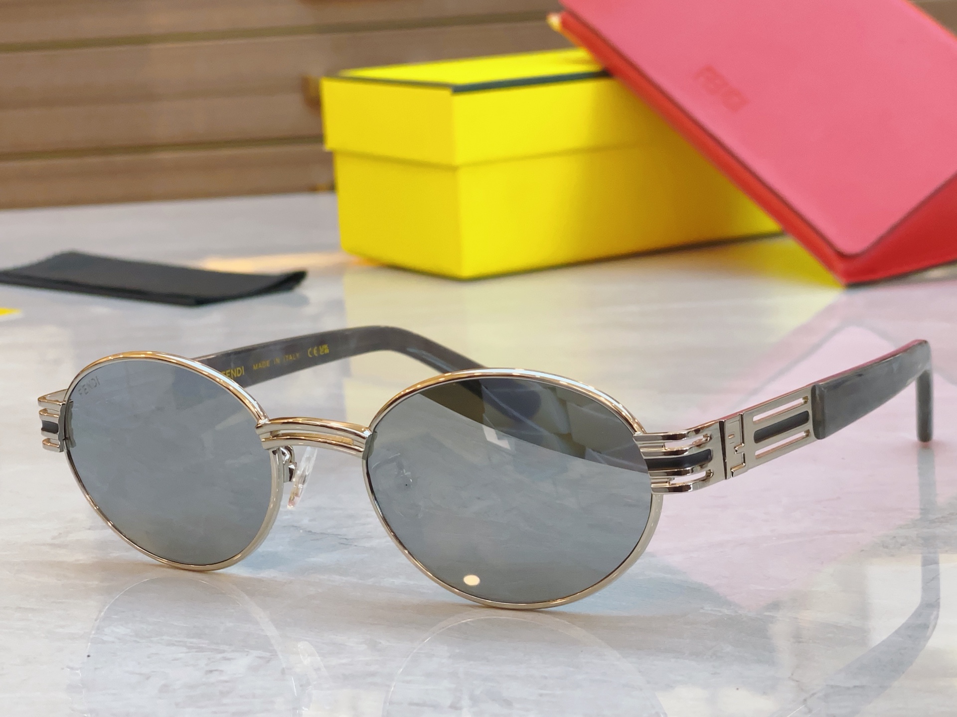 ，【FEN*】芬*迪新款太阳镜🕶️，
MODEL：SL 7076，SIZE：55口20-145