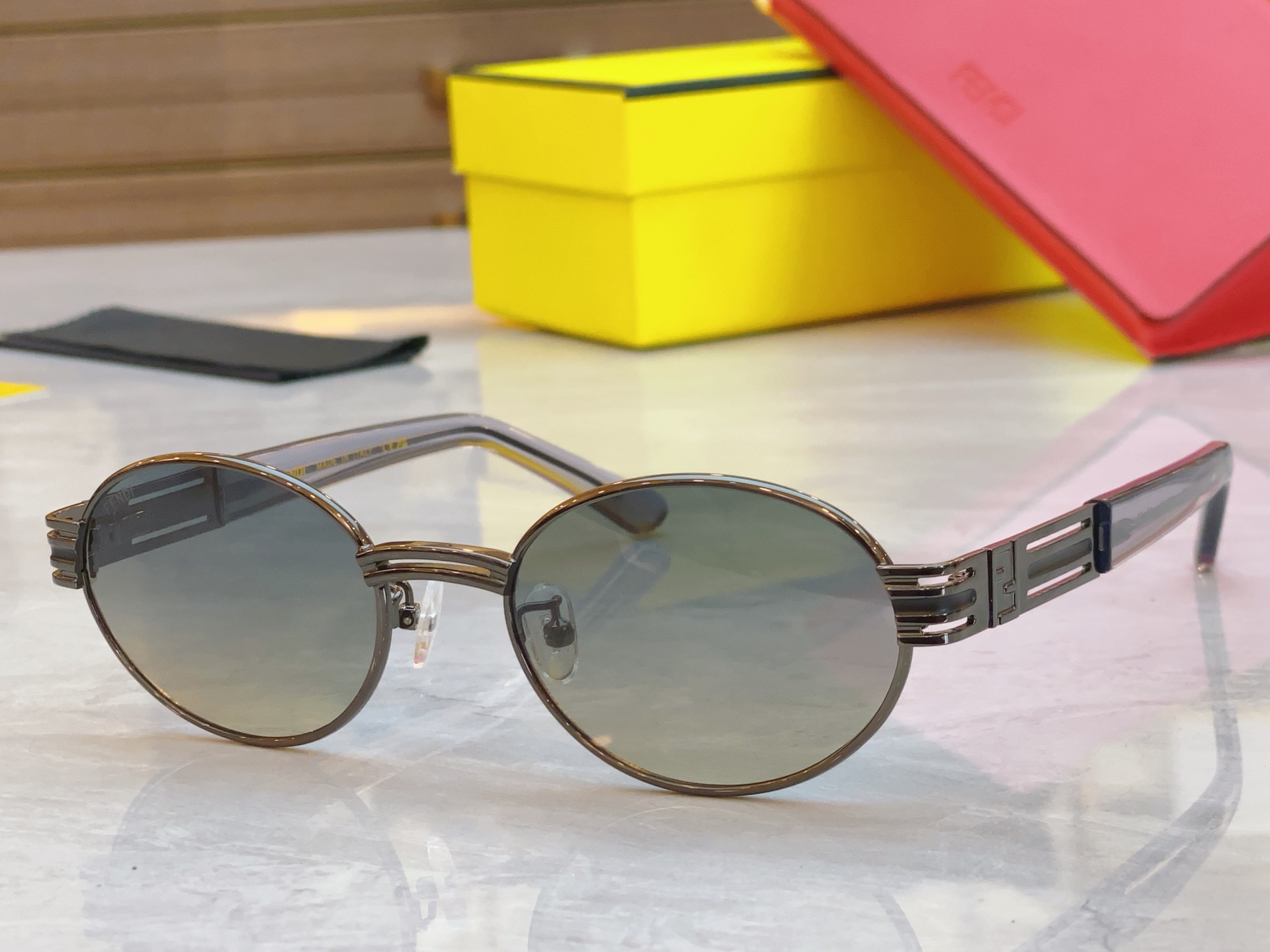 ，【FEN*】芬*迪新款太阳镜🕶️，
MODEL：SL 7076，SIZE：55口20-145
