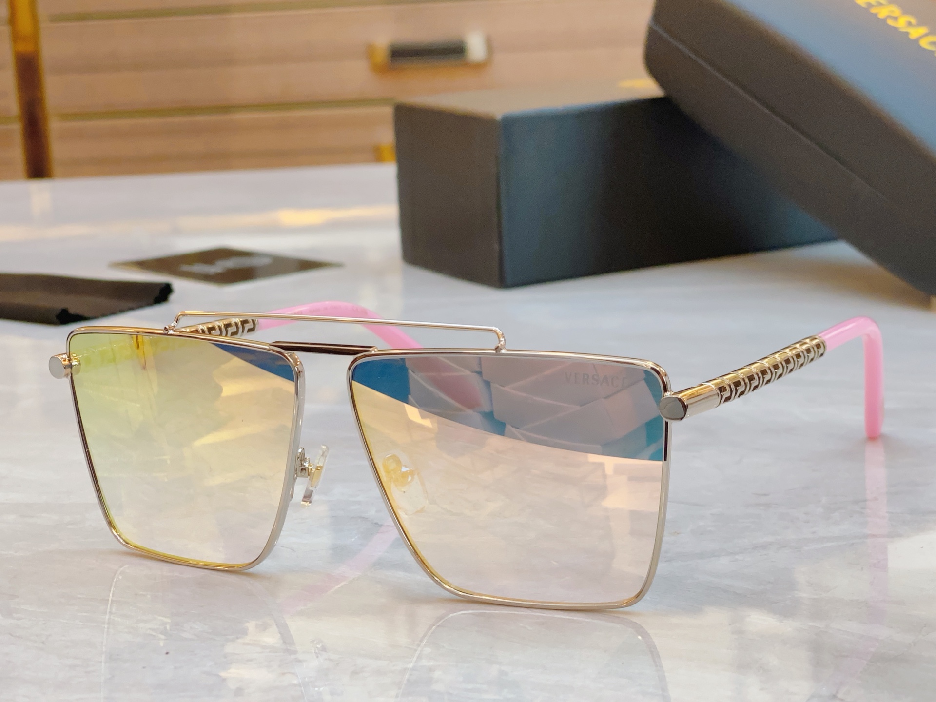 ，【VERSAC*】范思*哲新款太阳镜，MODEL：VE 6764，SIZE：61口11-145