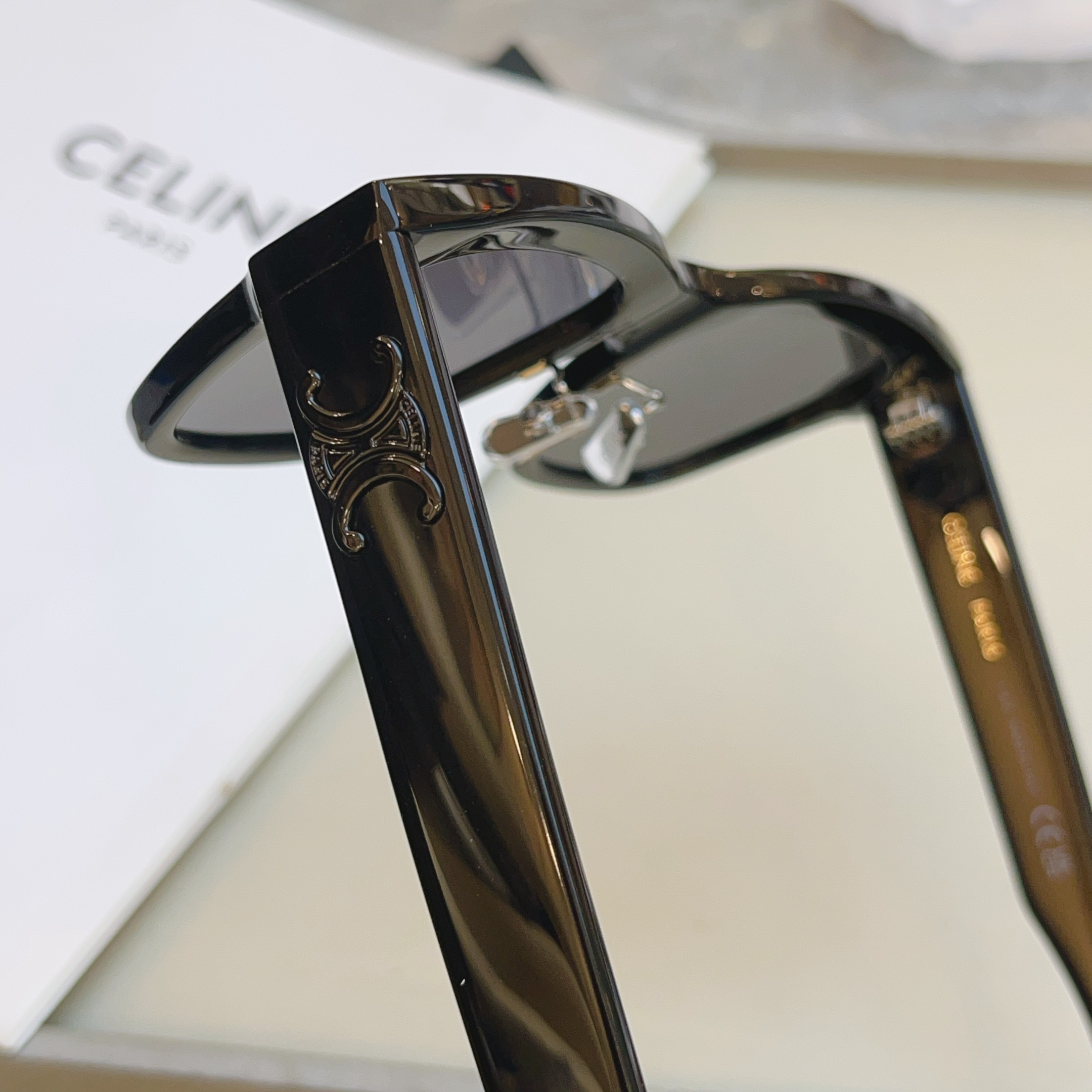 ，【CELIN*】赛*琳新款太阳镜， MODELCL40253F ，带鼻托款✨，SIZE 55口18-1