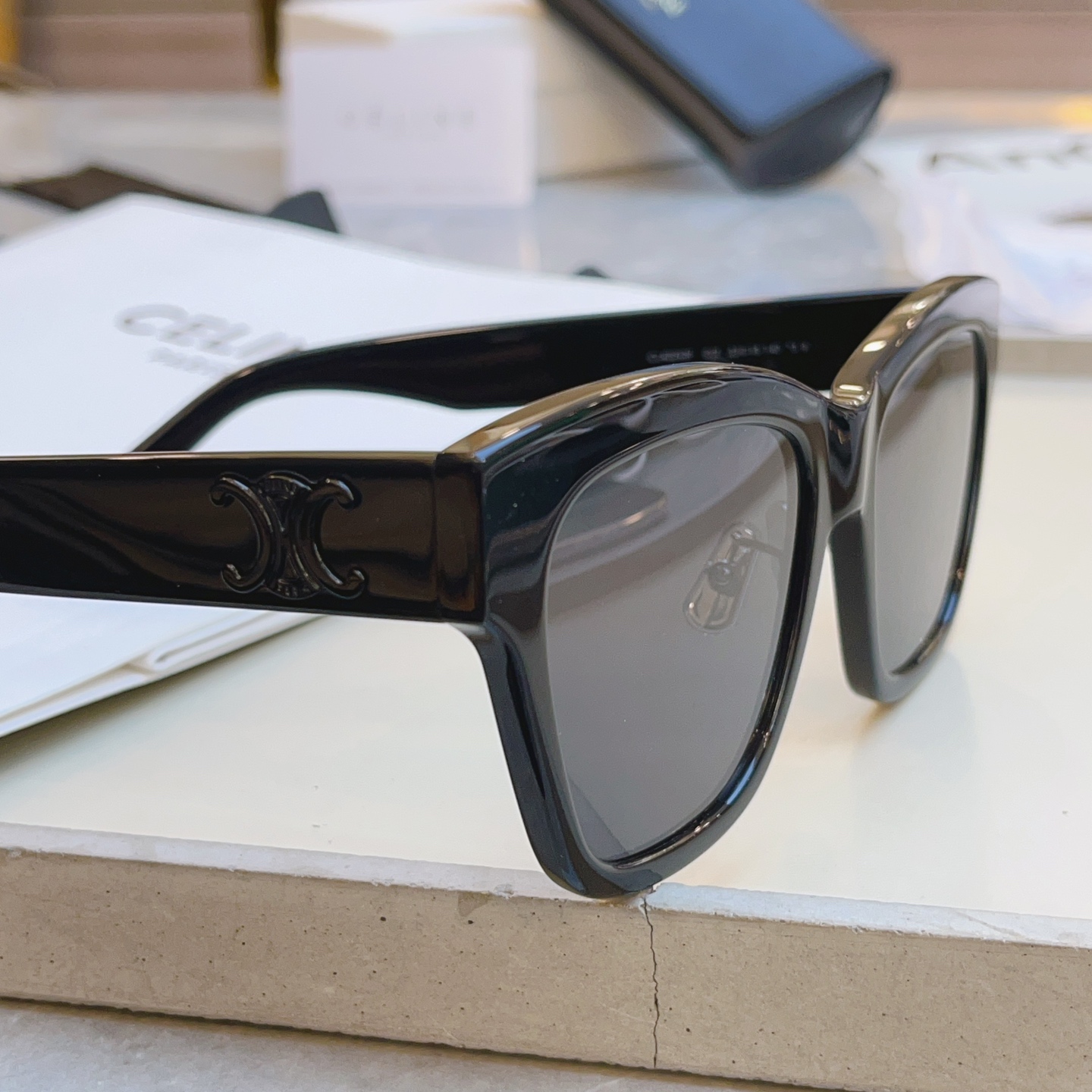 ，【CELIN*】赛*琳新款太阳镜， MODELCL40253F ，带鼻托款✨，SIZE 55口18-1