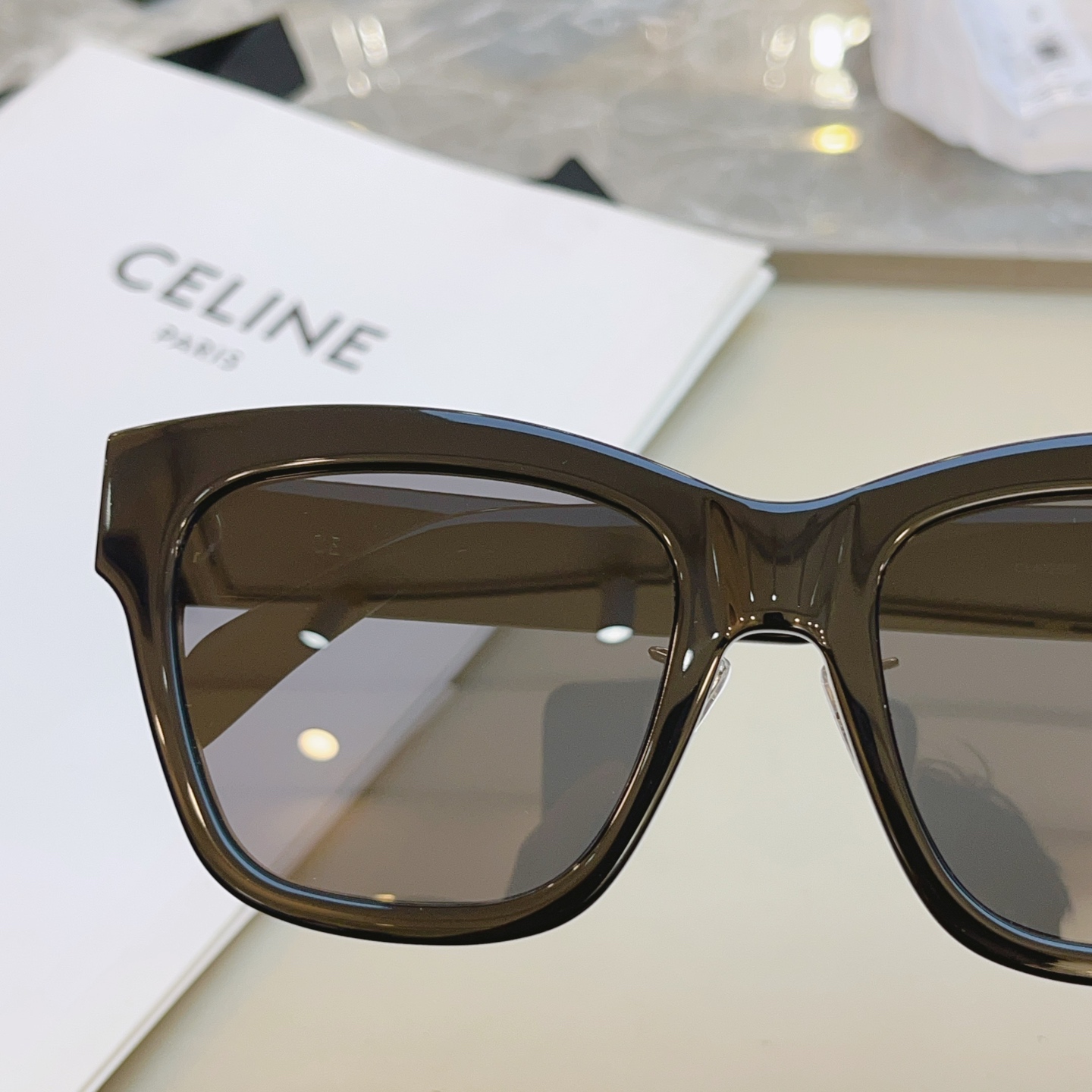 ，【CELIN*】赛*琳新款太阳镜， MODELCL40253F ，带鼻托款✨，SIZE 55口18-1