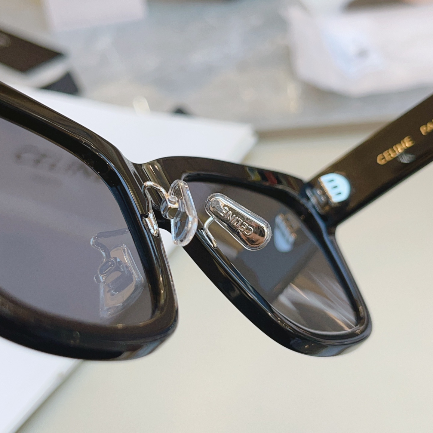 ，【CELIN*】赛*琳新款太阳镜， MODELCL40253F ，带鼻托款✨，SIZE 55口18-1