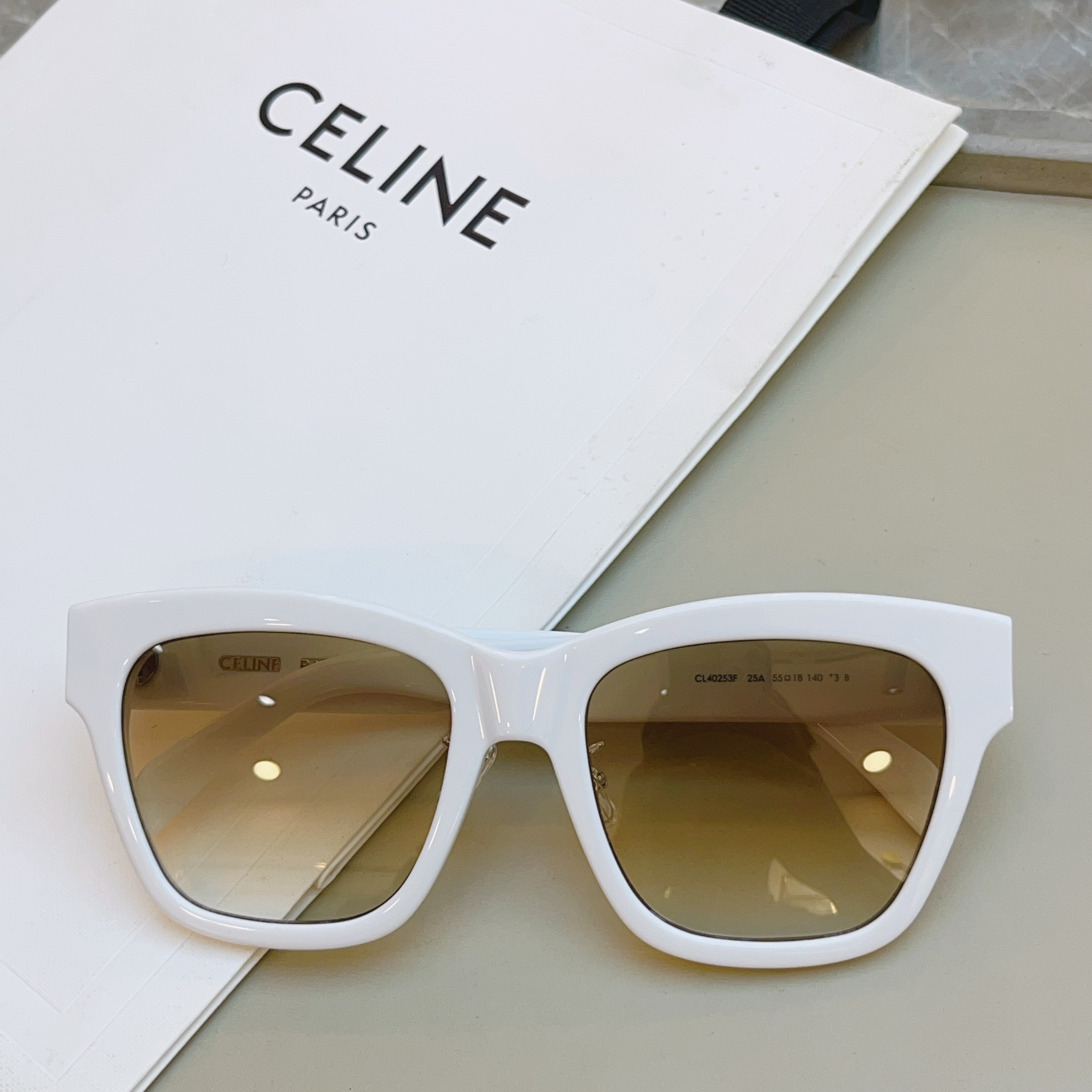 ，【CELIN*】赛*琳新款太阳镜， MODELCL40253F ，带鼻托款✨，SIZE 55口18-1