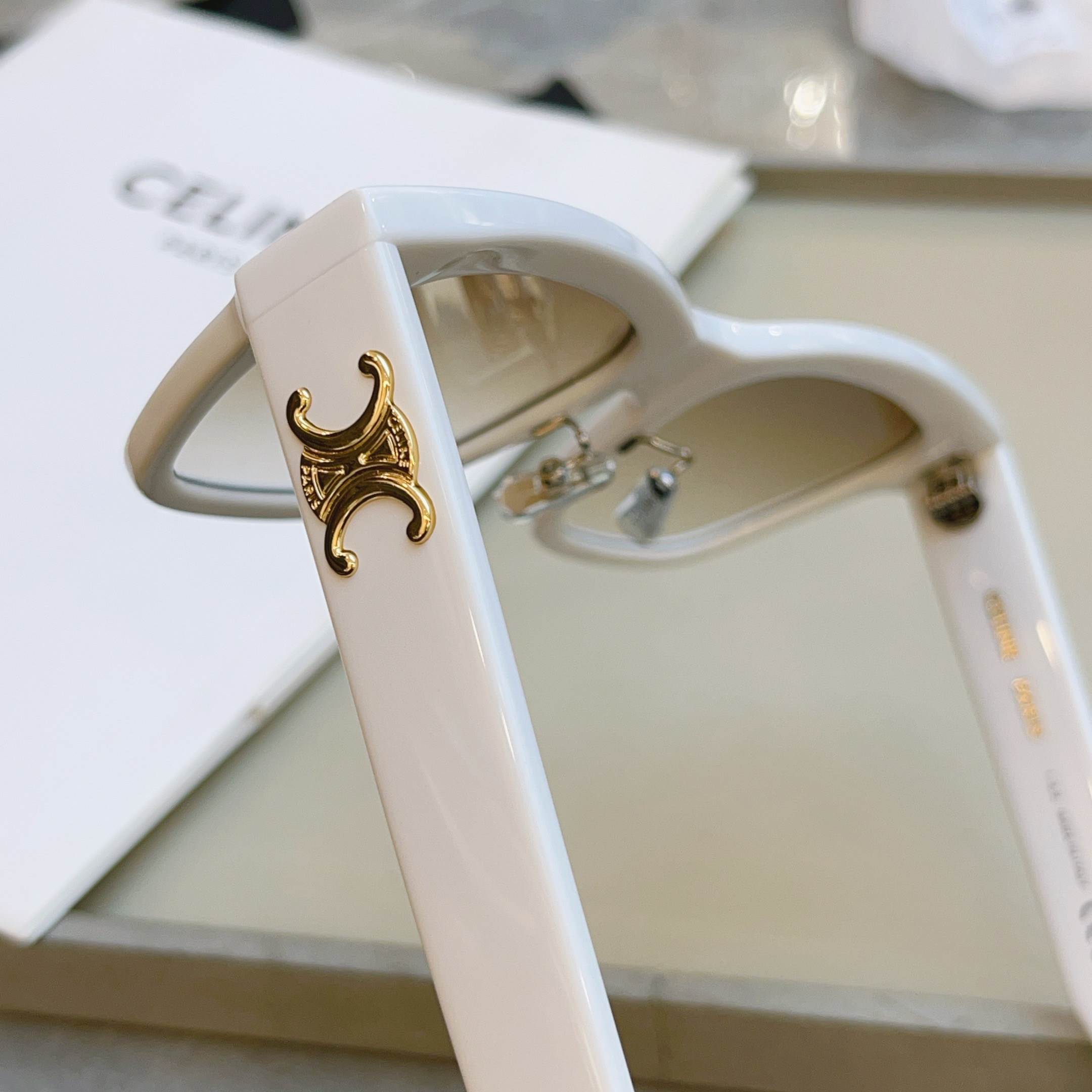 ，【CELIN*】赛*琳新款太阳镜， MODELCL40253F ，带鼻托款✨，SIZE 55口18-1