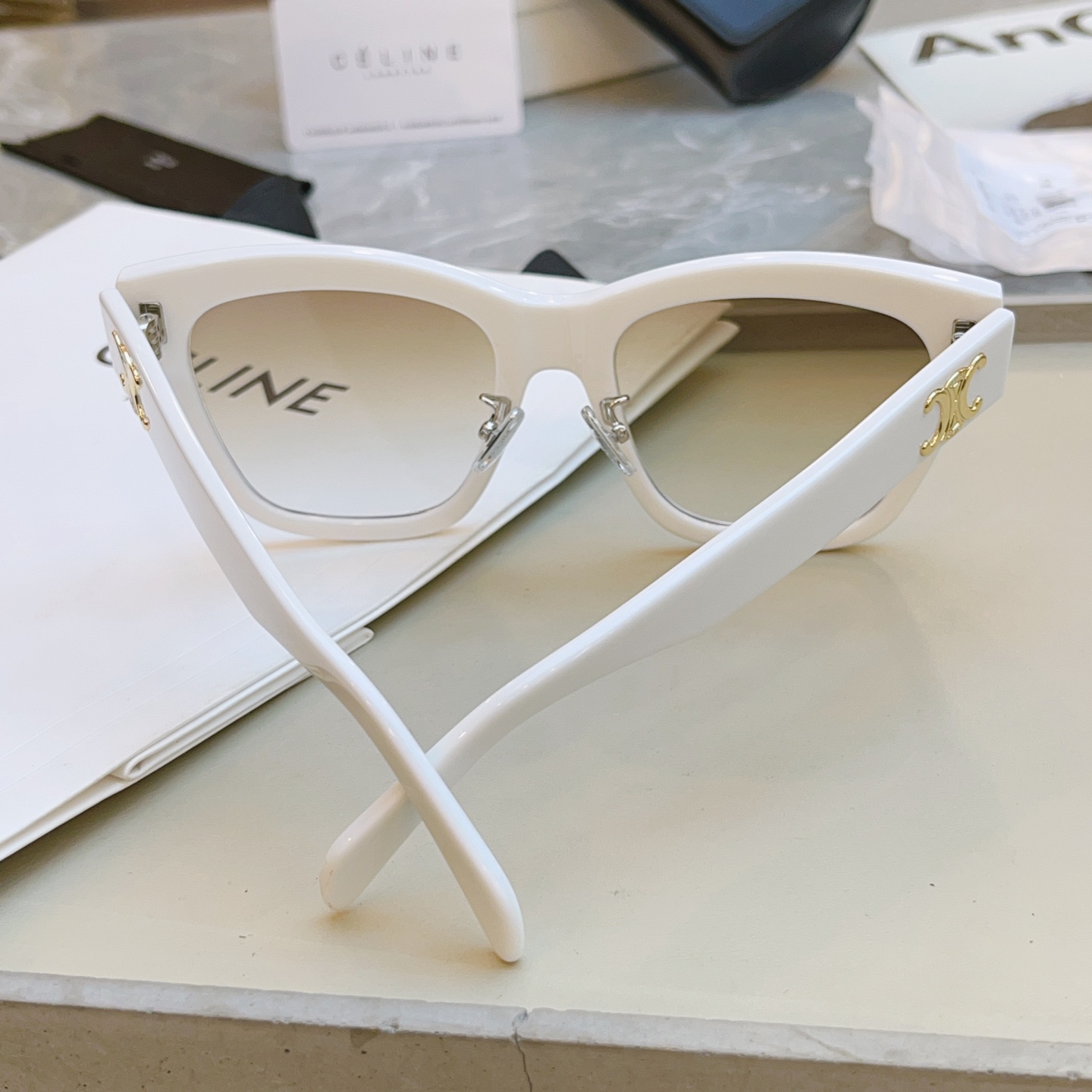 ，【CELIN*】赛*琳新款太阳镜， MODELCL40253F ，带鼻托款✨，SIZE 55口18-1