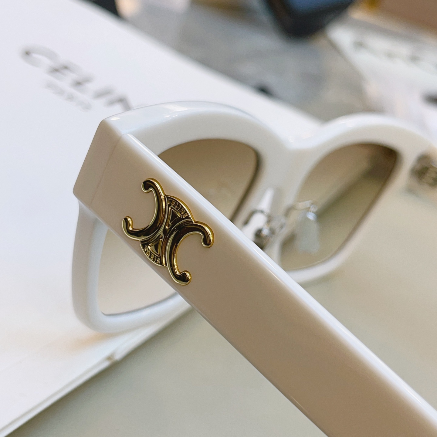 ，【CELIN*】赛*琳新款太阳镜， MODELCL40253F ，带鼻托款✨，SIZE 55口18-1