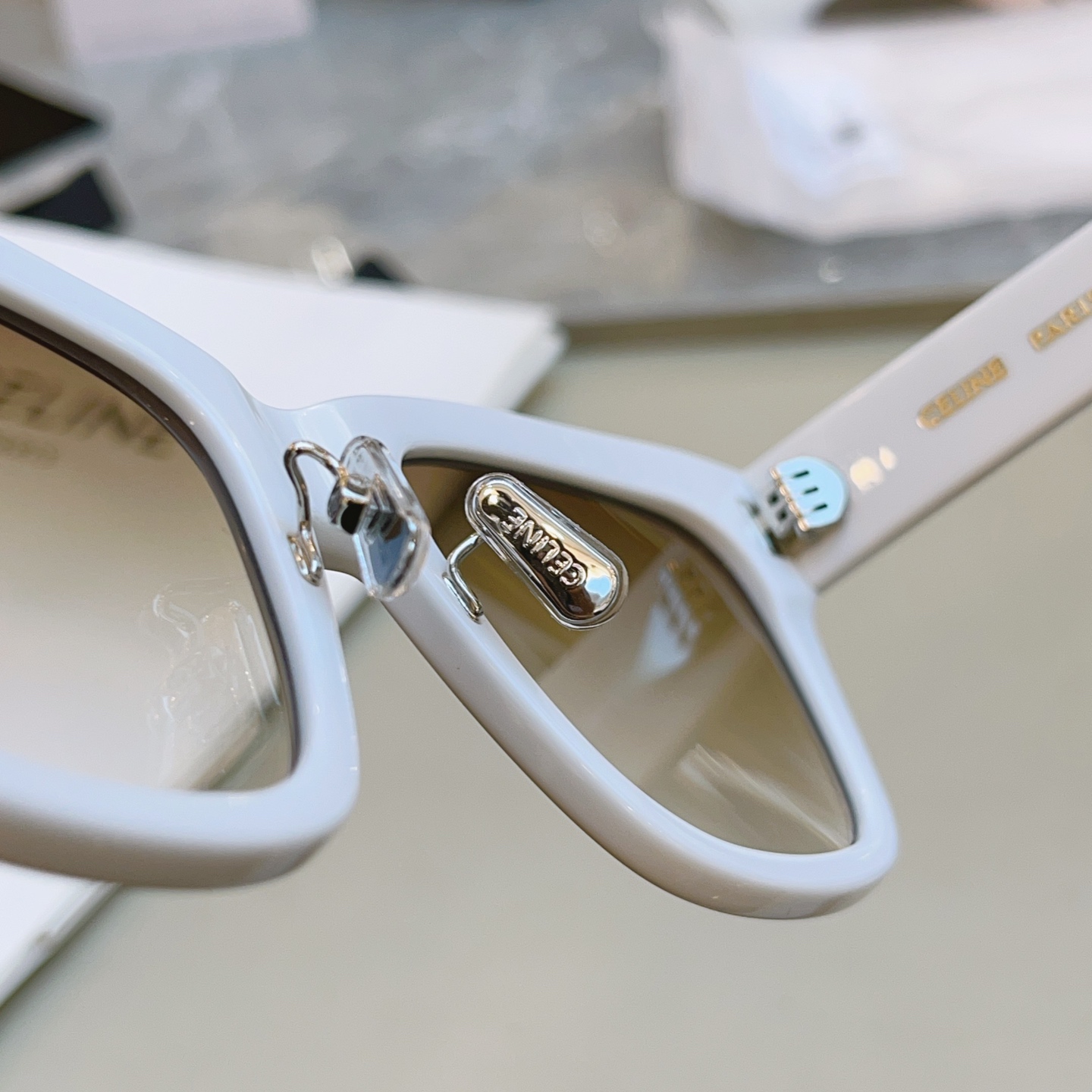 ，【CELIN*】赛*琳新款太阳镜， MODELCL40253F ，带鼻托款✨，SIZE 55口18-1