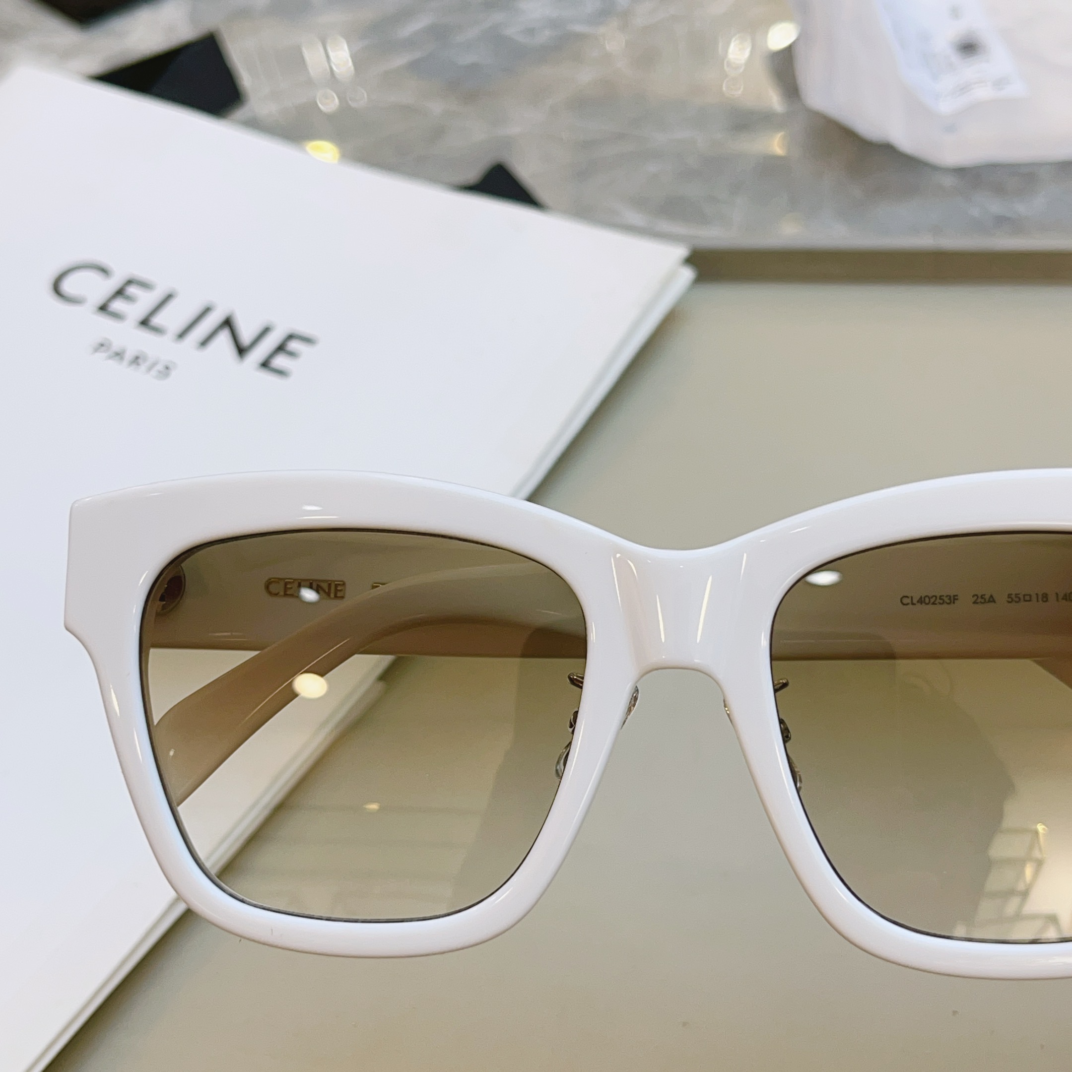 ，【CELIN*】赛*琳新款太阳镜， MODELCL40253F ，带鼻托款✨，SIZE 55口18-1