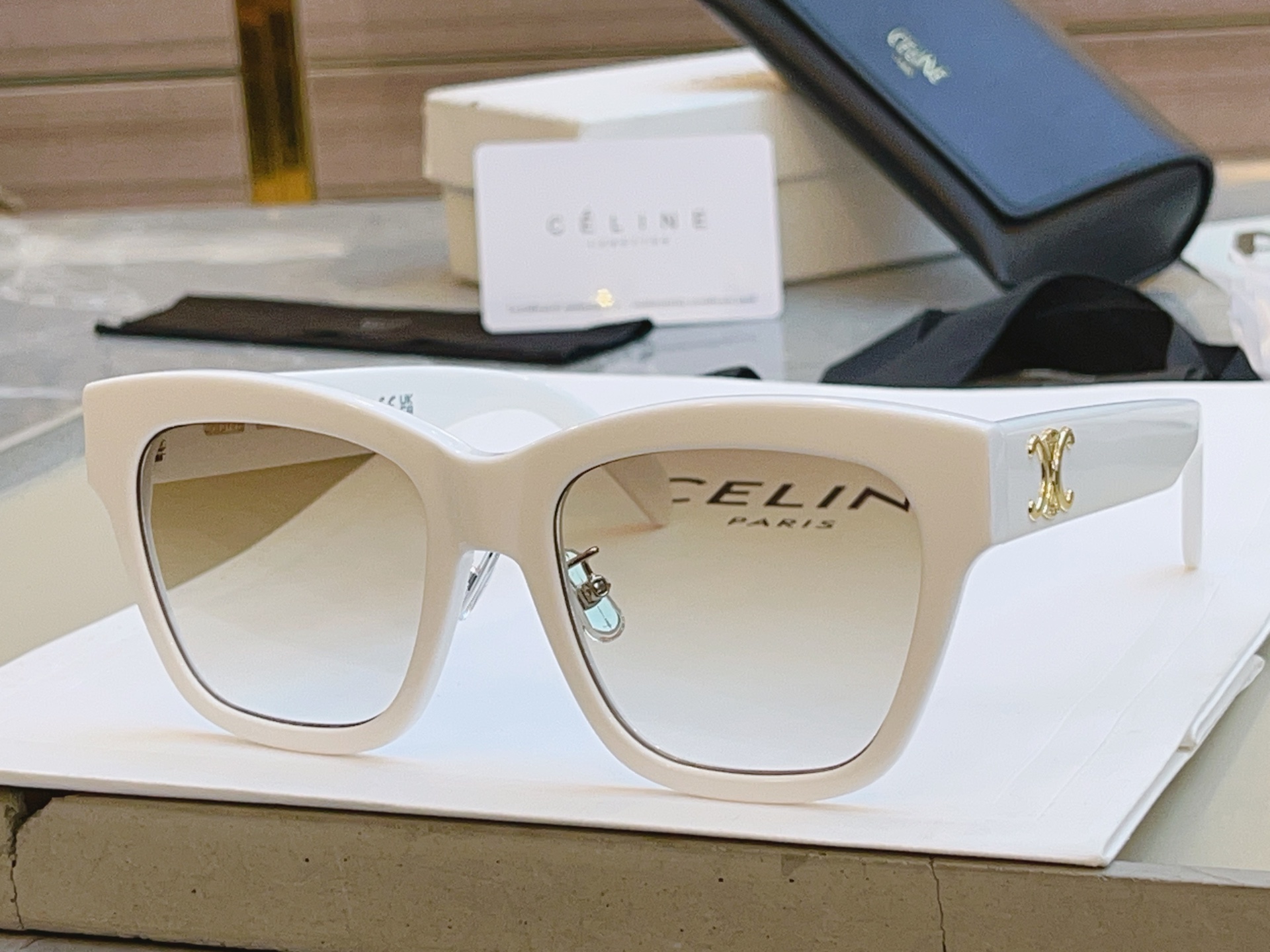 ，【CELIN*】赛*琳新款太阳镜， MODELCL40253F ，带鼻托款✨，SIZE 55口18-1