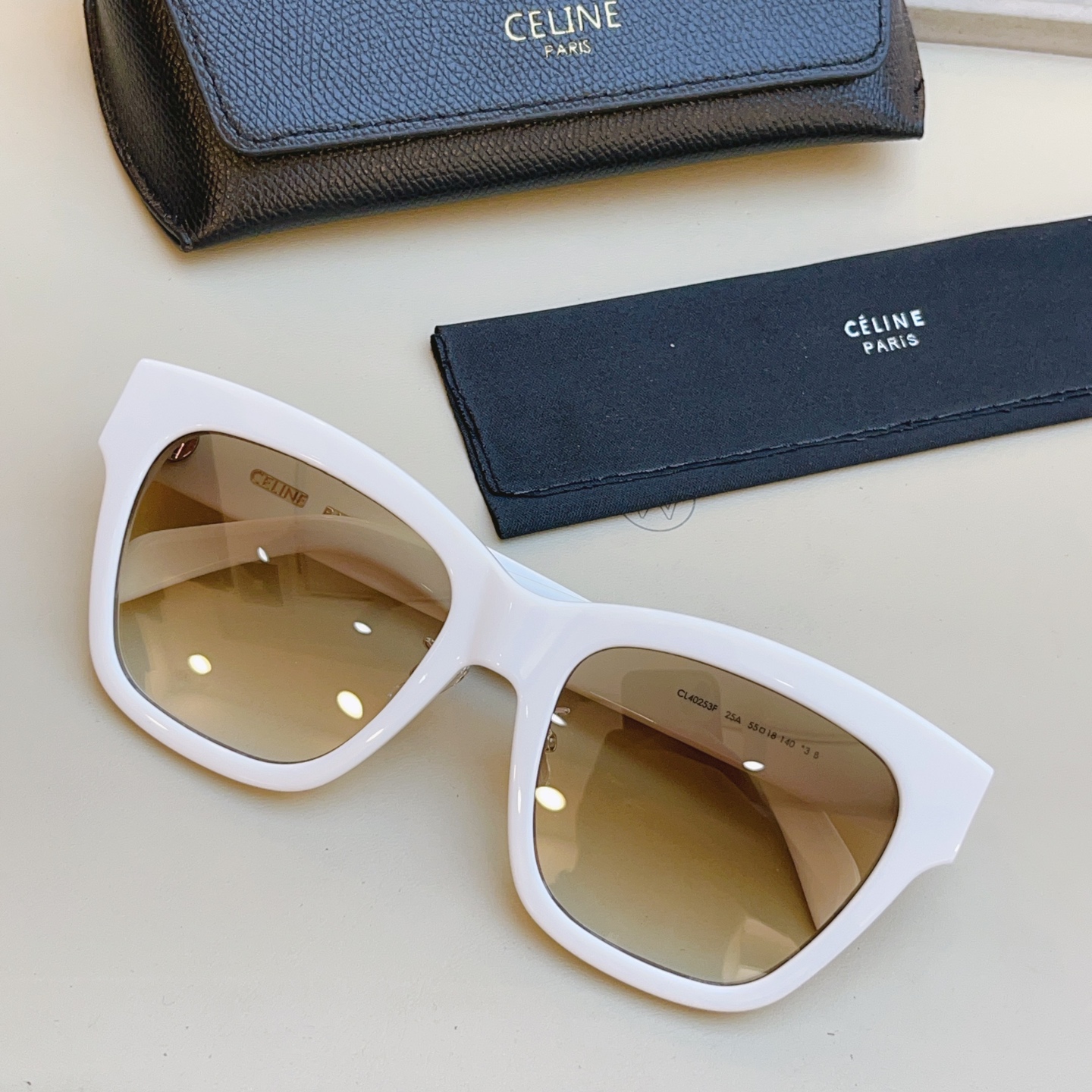 ，【CELIN*】赛*琳新款太阳镜， MODELCL40253F ，带鼻托款✨，SIZE 55口18-1