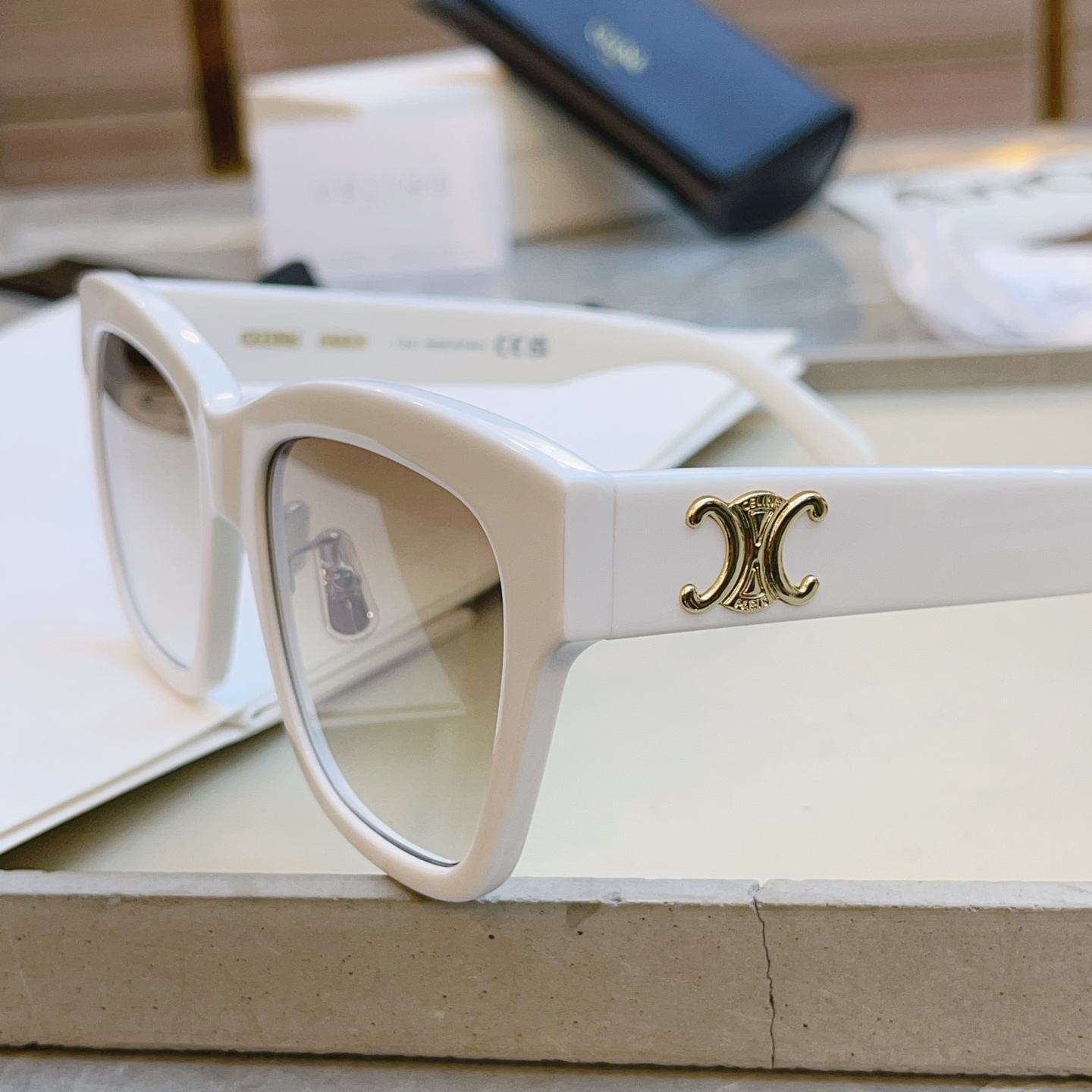 ，【CELIN*】赛*琳新款太阳镜， MODELCL40253F ，带鼻托款✨，SIZE 55口18-1