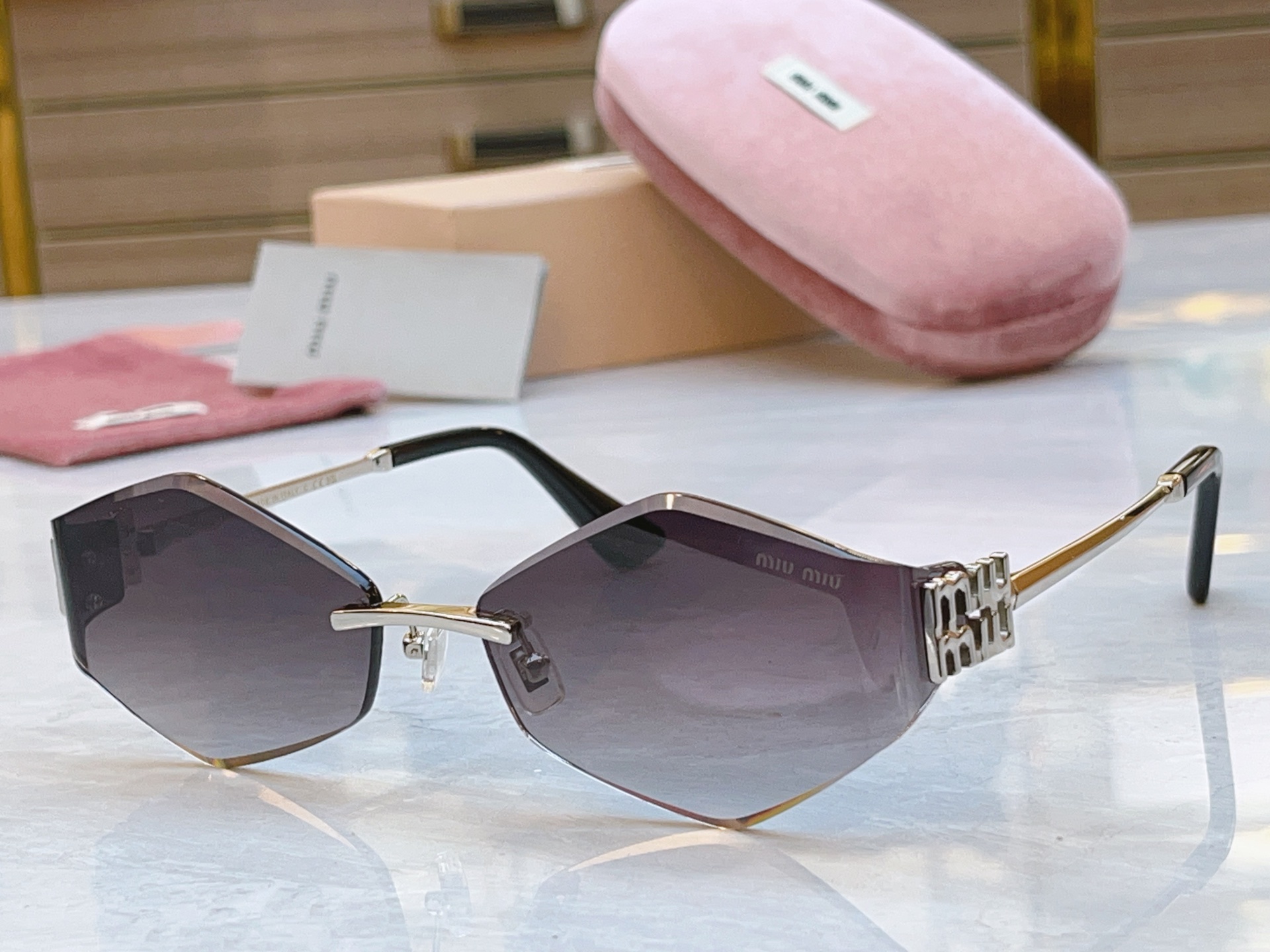 ，【MIU MI*】缪缪新款太阳镜，MODELMU 140AV，SIZE：61口17-128