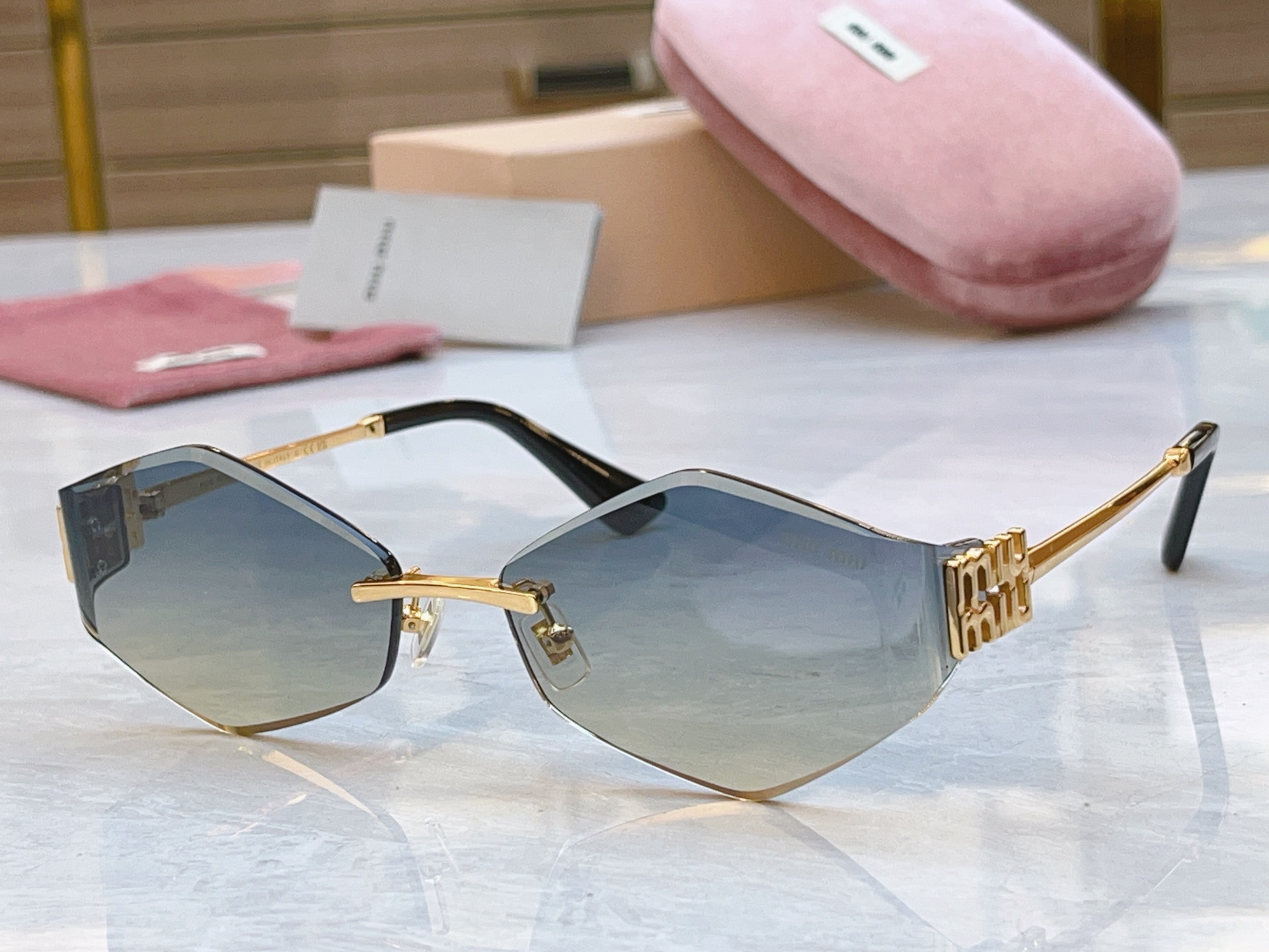 ，【MIU MI*】缪缪新款太阳镜，MODELMU 140AV，SIZE：61口17-128