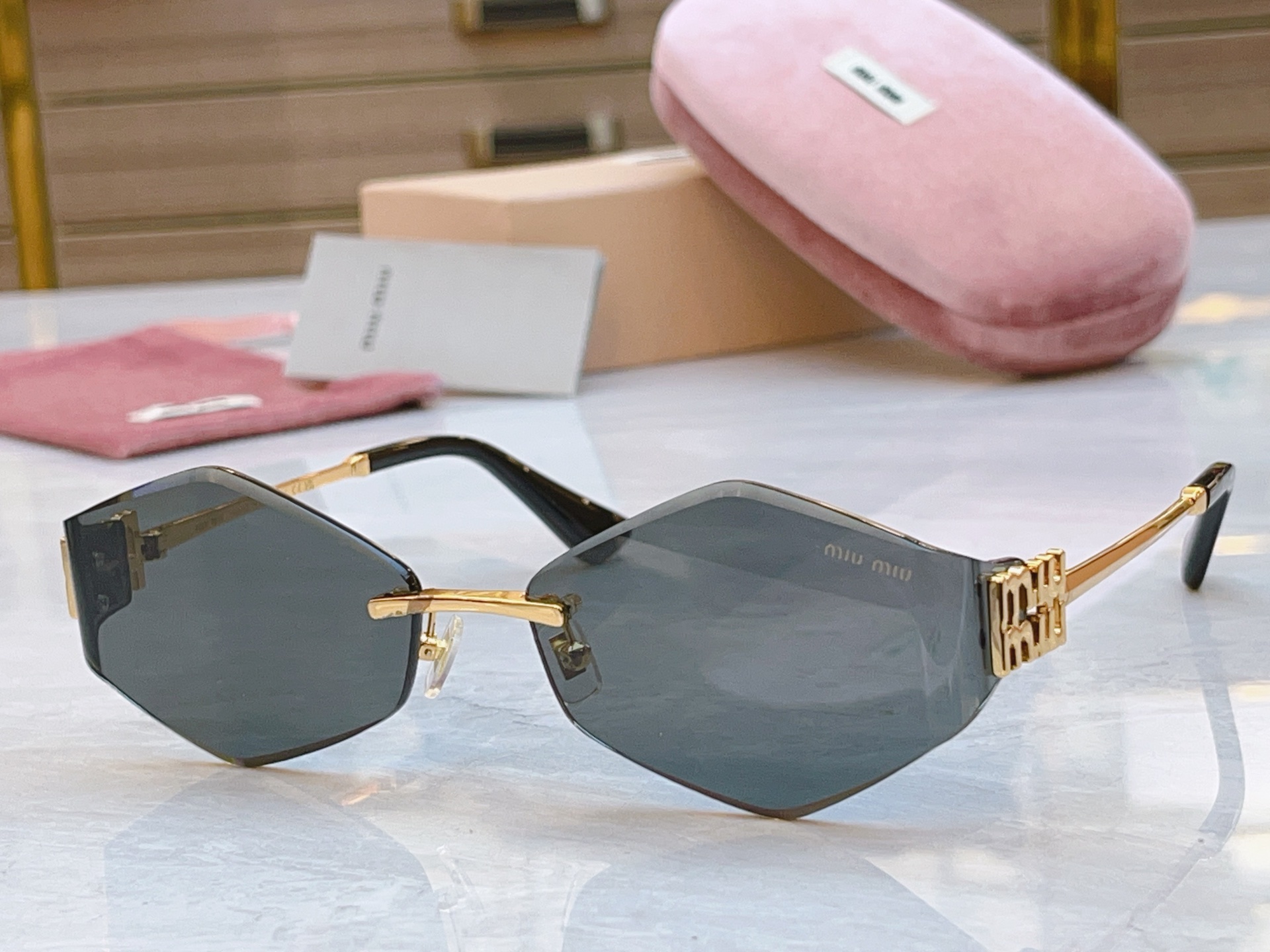 ，【MIU MI*】缪缪新款太阳镜，MODELMU 140AV，SIZE：61口17-128