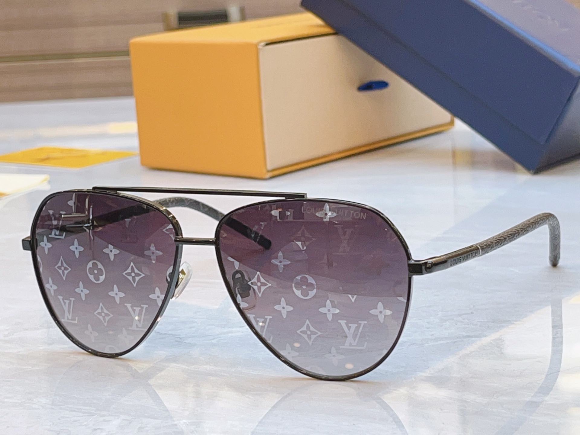 ，【LOUIS VUITTO*】路易*威登新款太阳镜，MODEL：Z1795U，SIZE：59口14-1