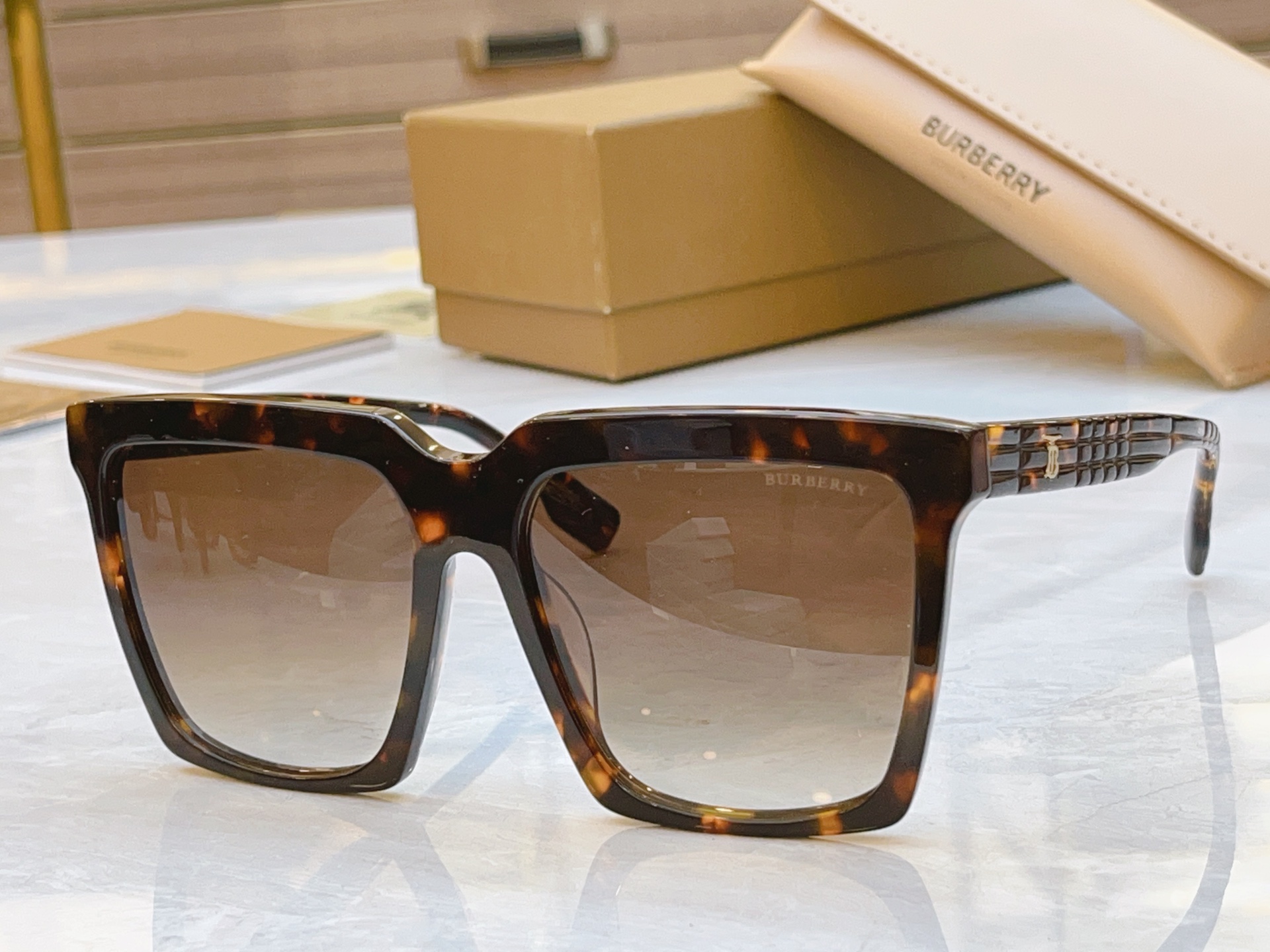 ，【BURBERR*】巴宝*莉新款太阳镜🕶️。MODEL：BE4429U，SIZE：59口17-145