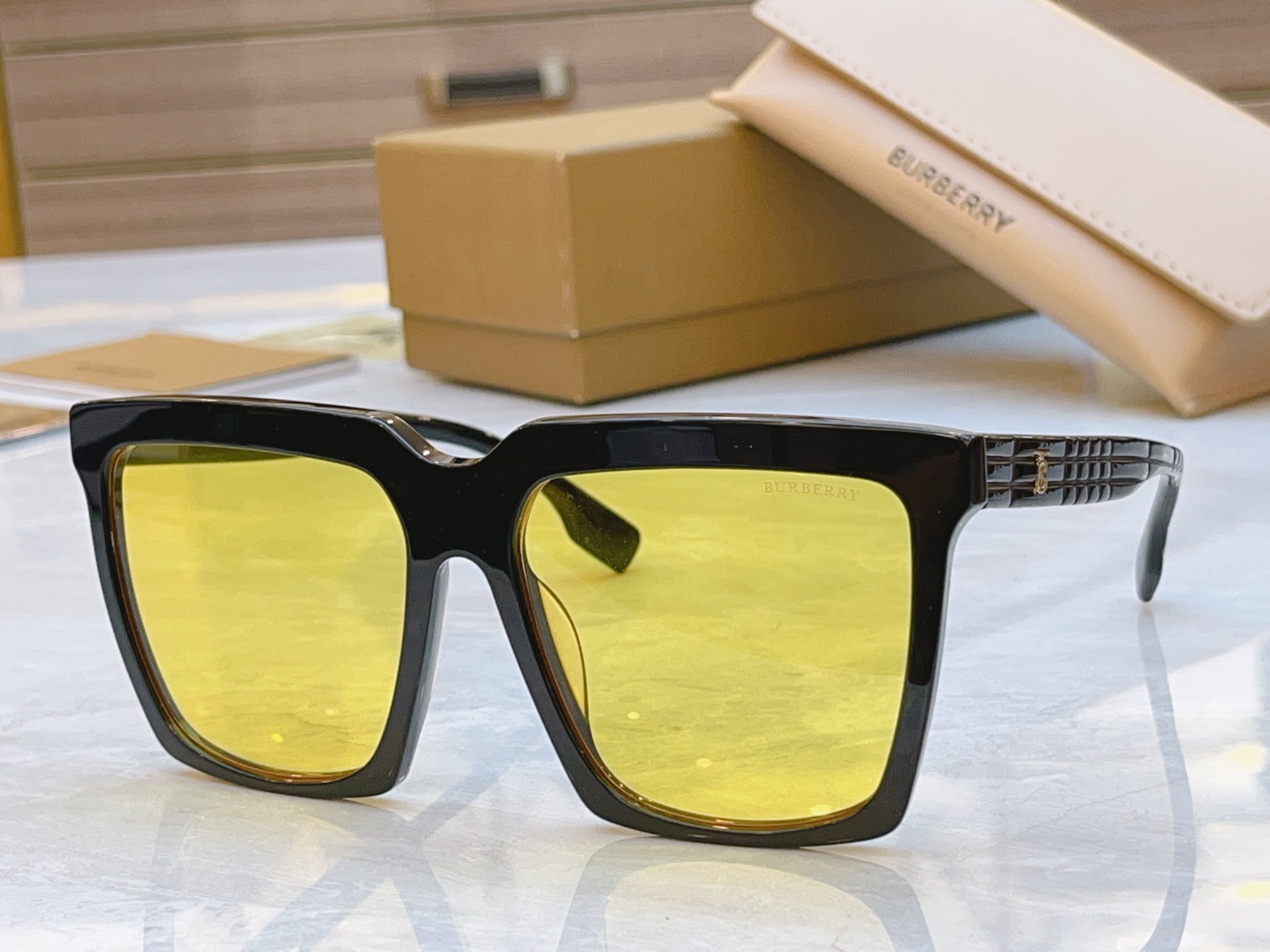 ，【BURBERR*】巴宝*莉新款太阳镜🕶️。MODEL：BE4429U，SIZE：59口17-145