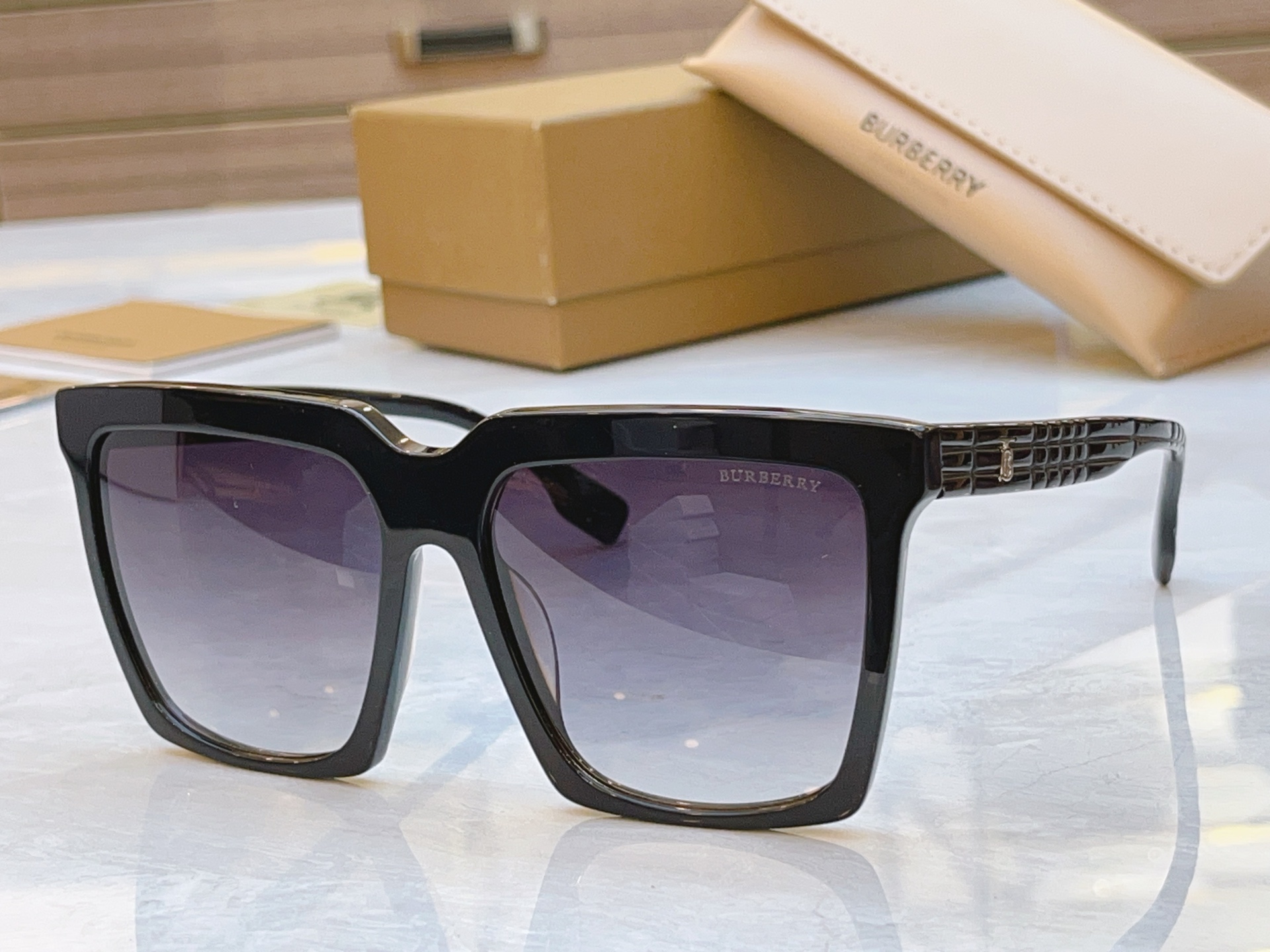 ，【BURBERR*】巴宝*莉新款太阳镜🕶️。MODEL：BE4429U，SIZE：59口17-145